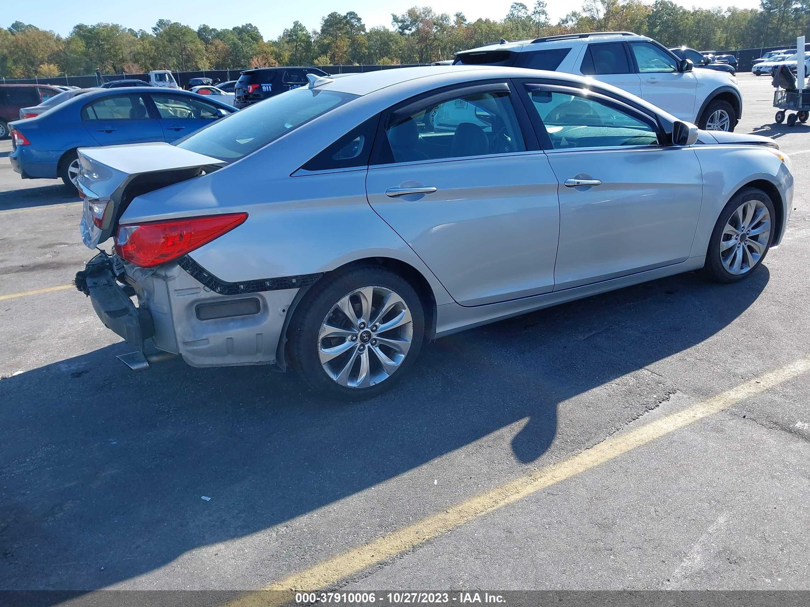 Photo 3 VIN: 5NPEC4AC8BH000458 - HYUNDAI SONATA 