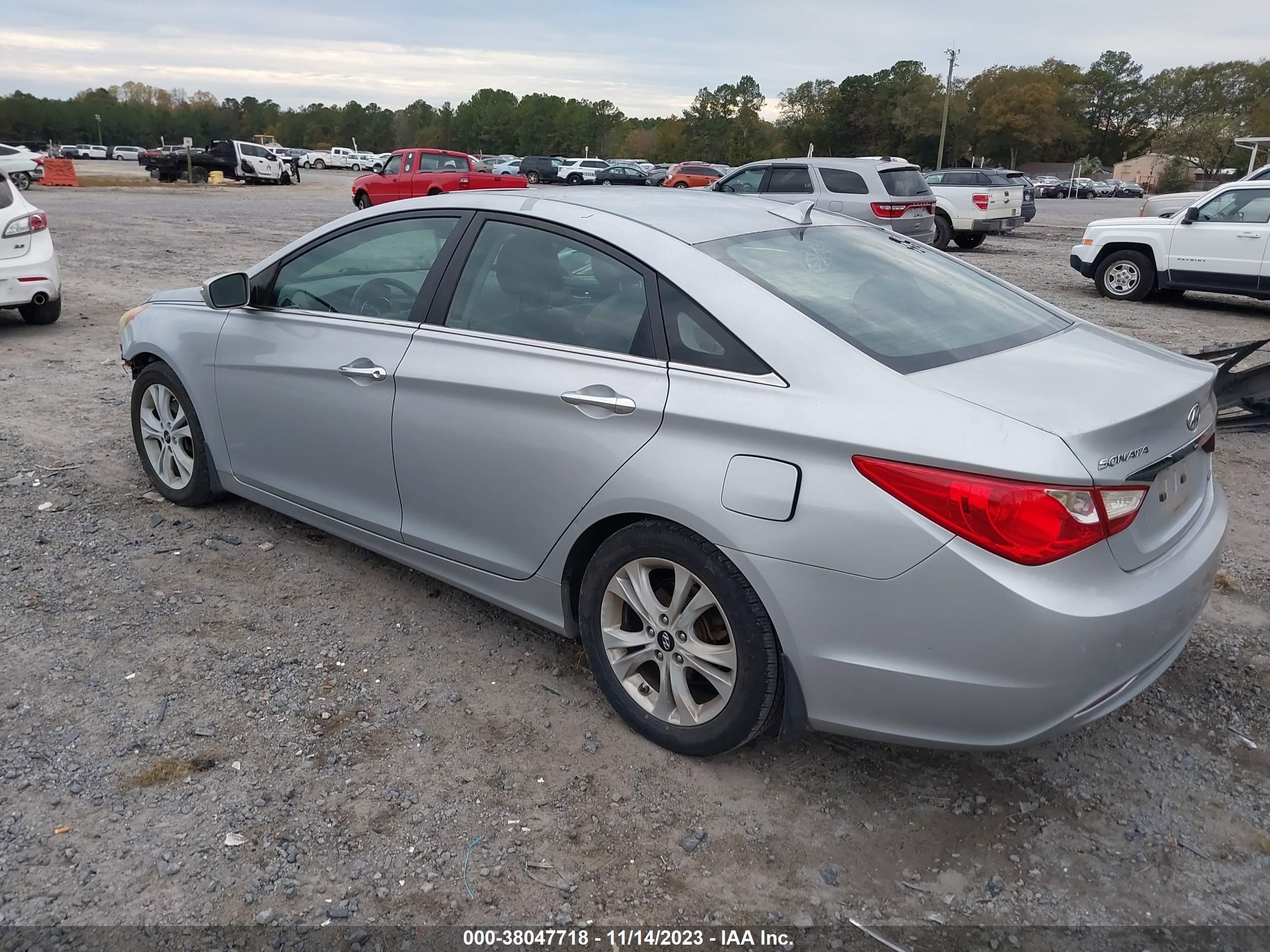 Photo 3 VIN: 5NPEC4AC8BH019057 - HYUNDAI SONATA 