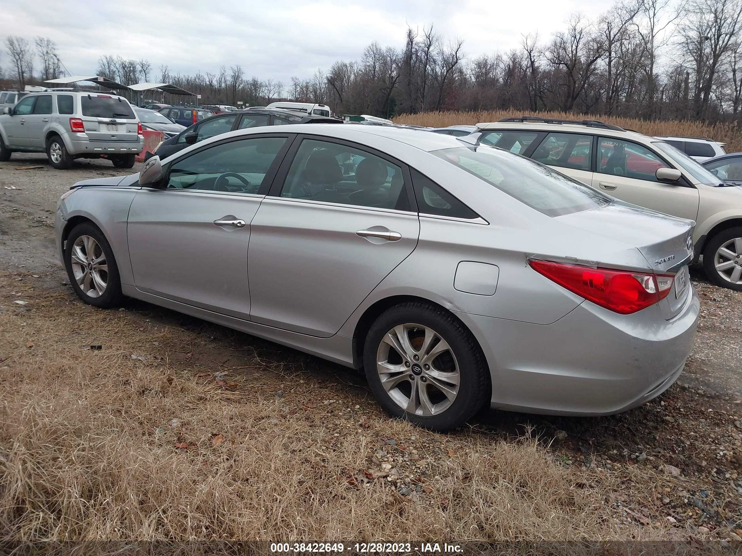 Photo 2 VIN: 5NPEC4AC8BH088895 - HYUNDAI SONATA 