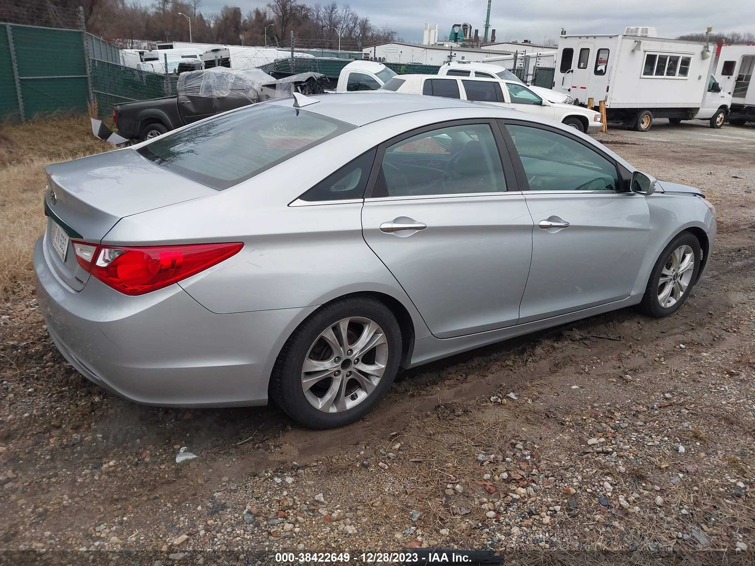 Photo 3 VIN: 5NPEC4AC8BH088895 - HYUNDAI SONATA 