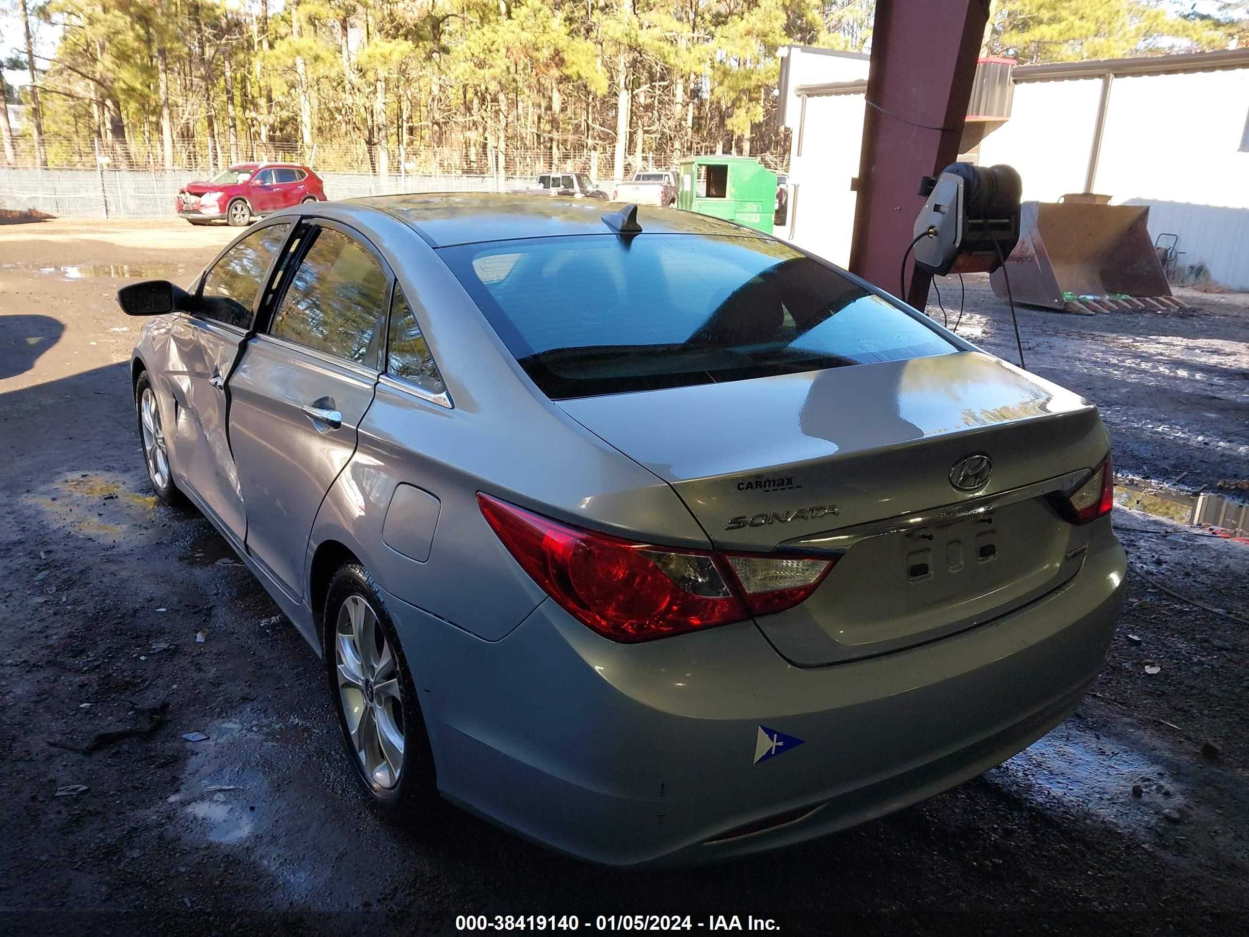 Photo 2 VIN: 5NPEC4AC8BH243901 - HYUNDAI SONATA 