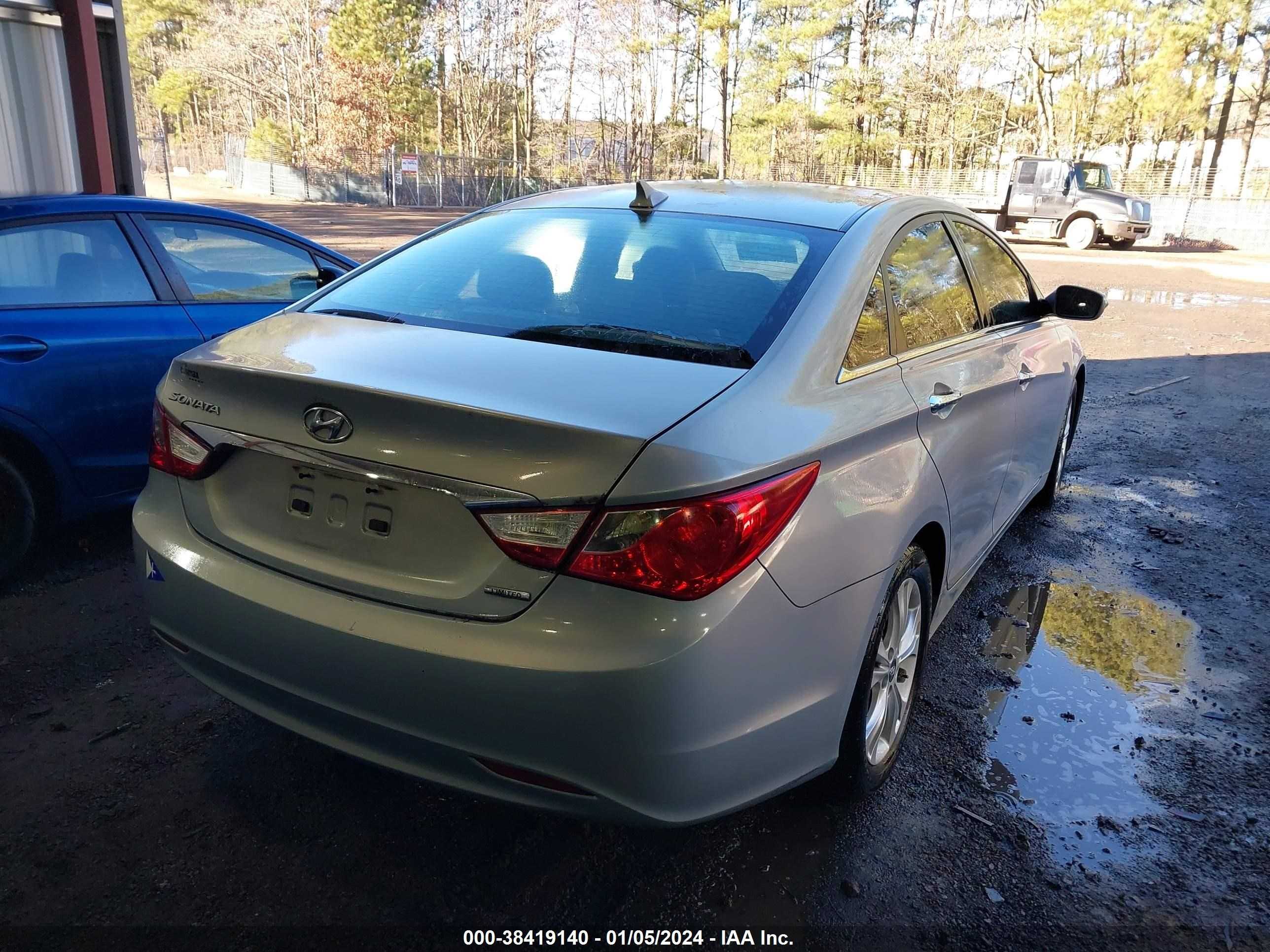 Photo 3 VIN: 5NPEC4AC8BH243901 - HYUNDAI SONATA 