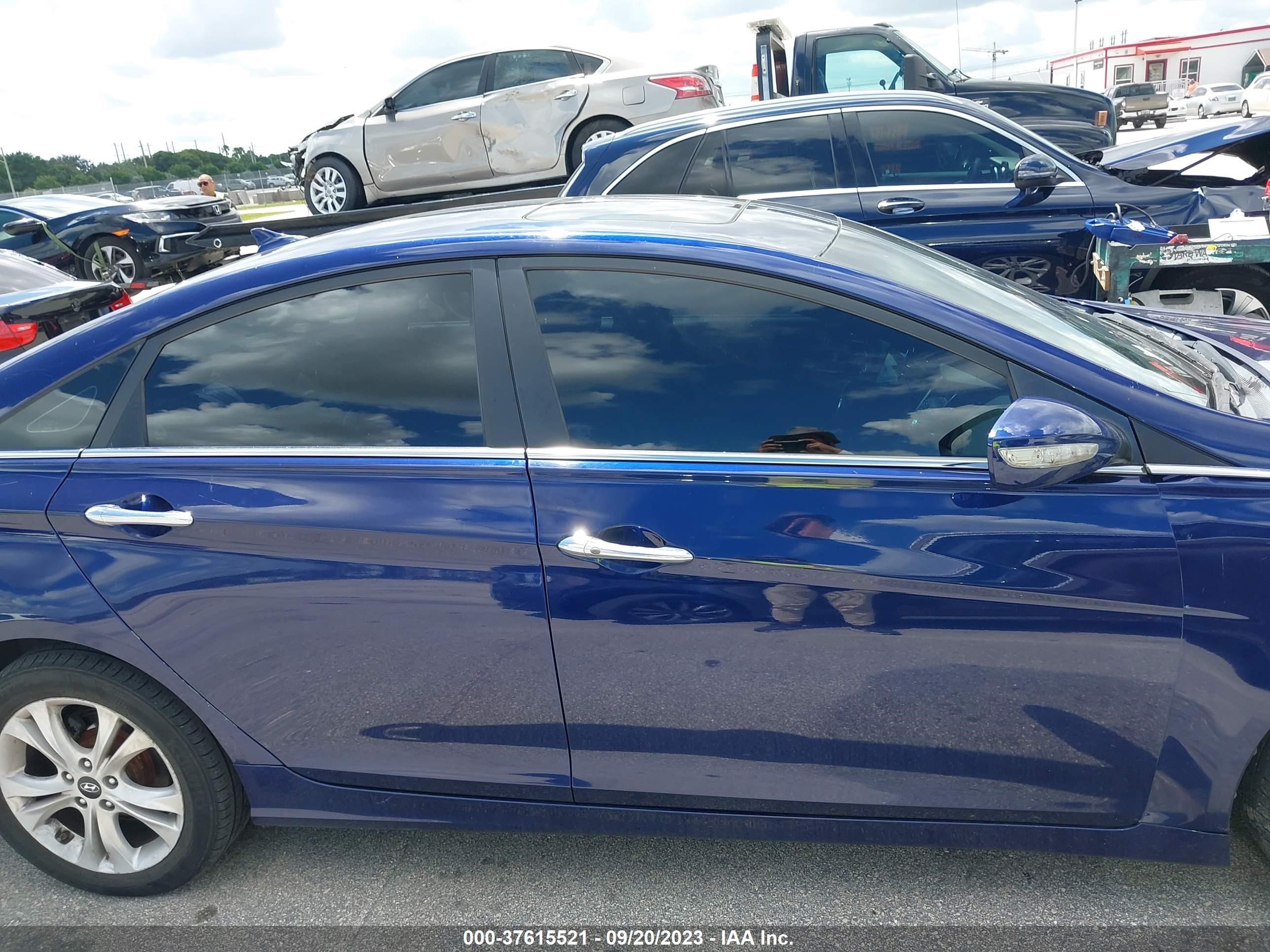 Photo 12 VIN: 5NPEC4ACXBH031100 - HYUNDAI SONATA 