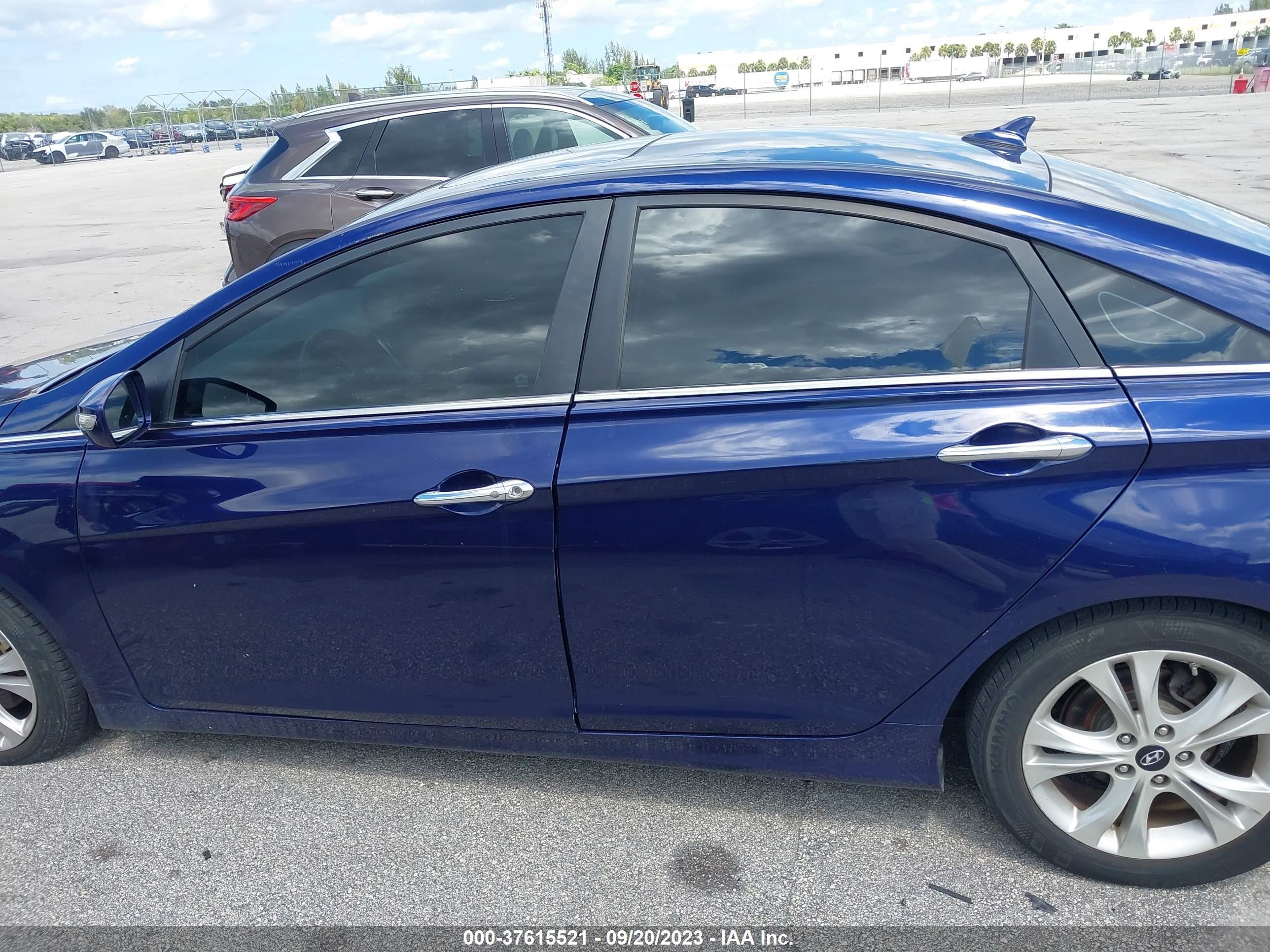 Photo 13 VIN: 5NPEC4ACXBH031100 - HYUNDAI SONATA 