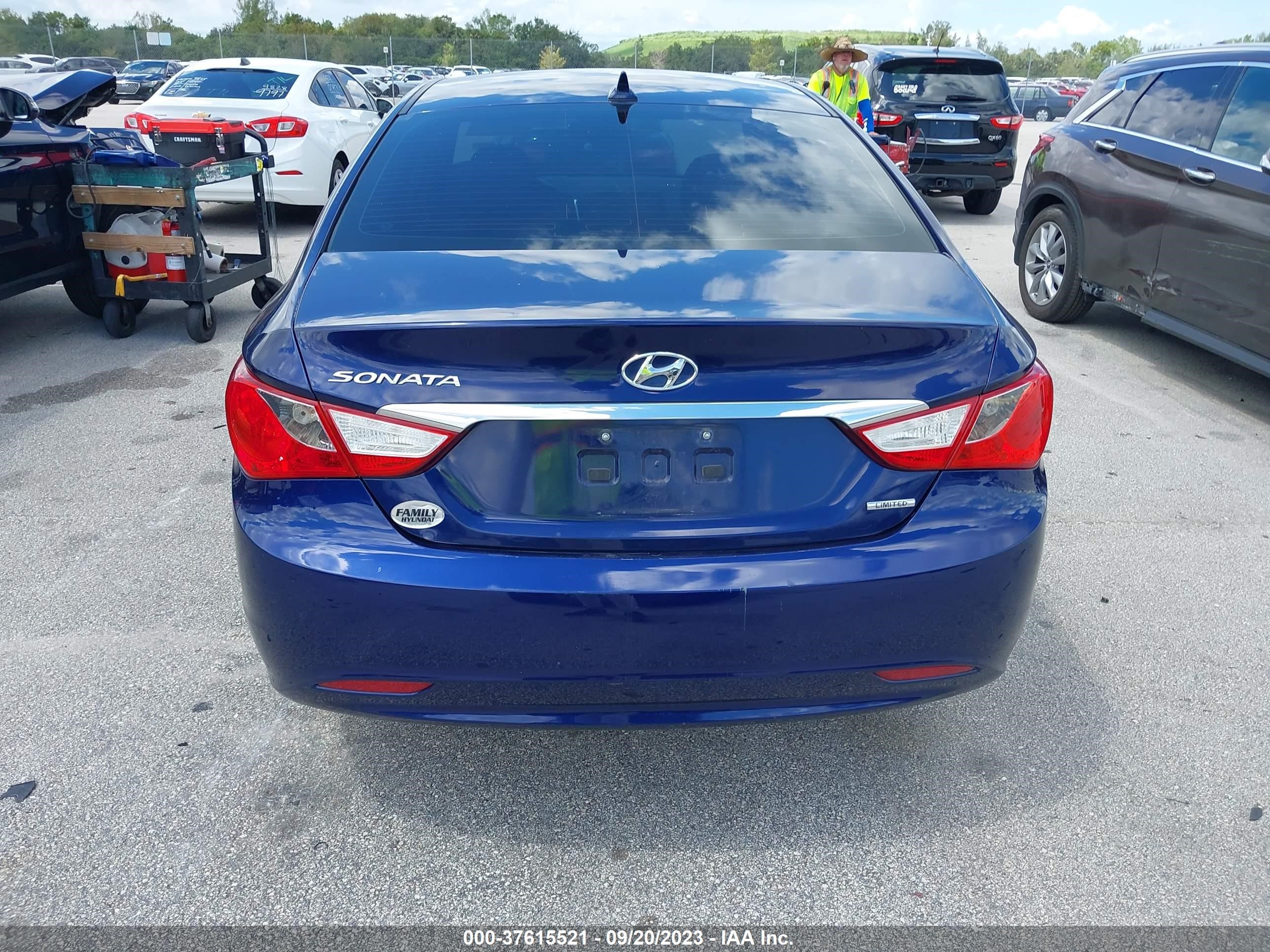 Photo 15 VIN: 5NPEC4ACXBH031100 - HYUNDAI SONATA 