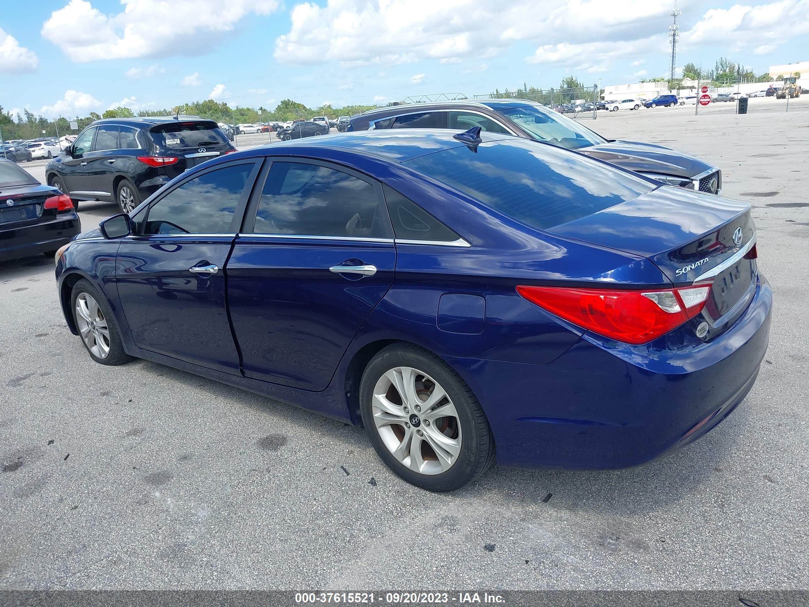 Photo 2 VIN: 5NPEC4ACXBH031100 - HYUNDAI SONATA 