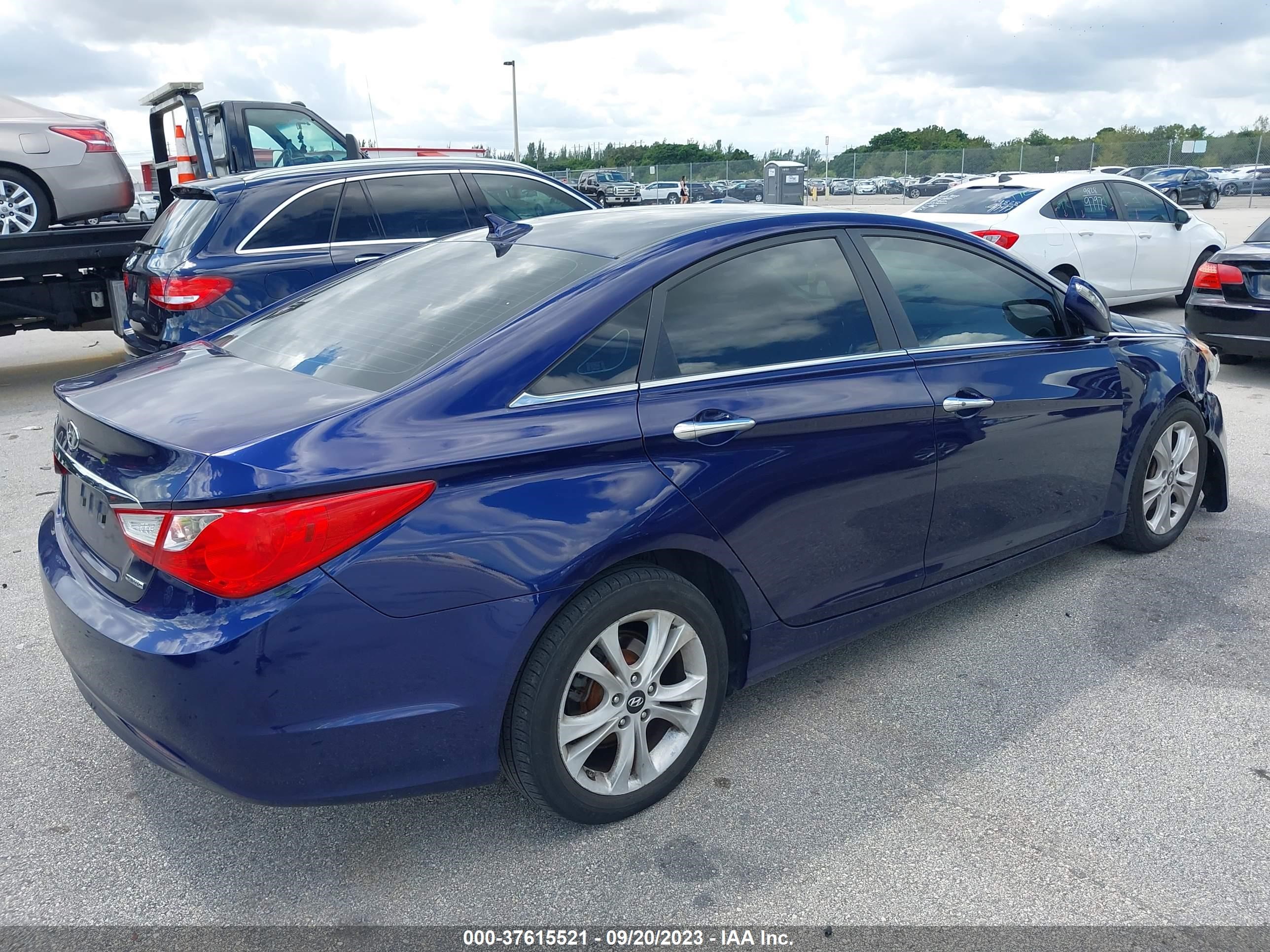 Photo 3 VIN: 5NPEC4ACXBH031100 - HYUNDAI SONATA 