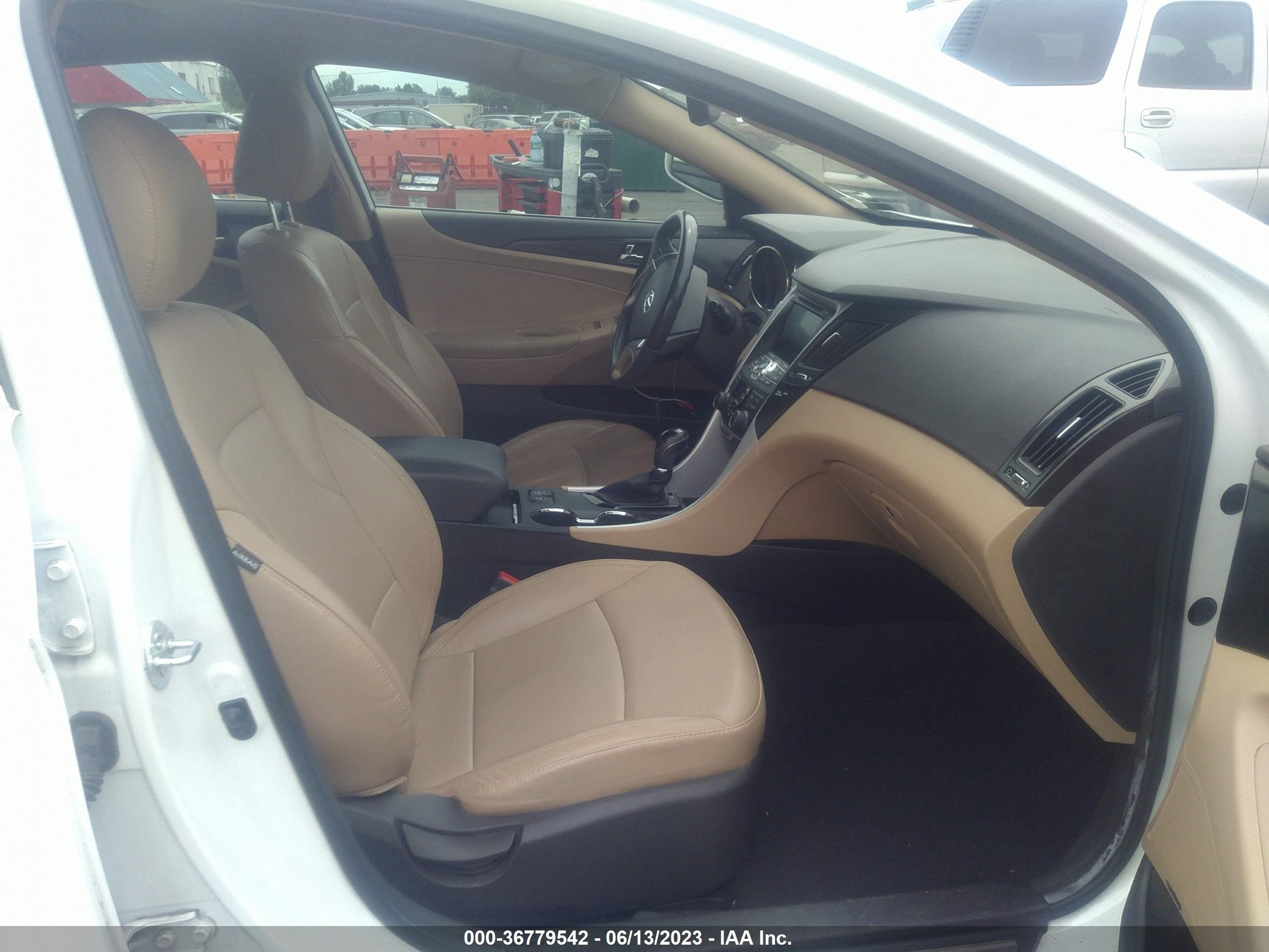 Photo 4 VIN: 5NPEC4ACXCH398810 - HYUNDAI SONATA 