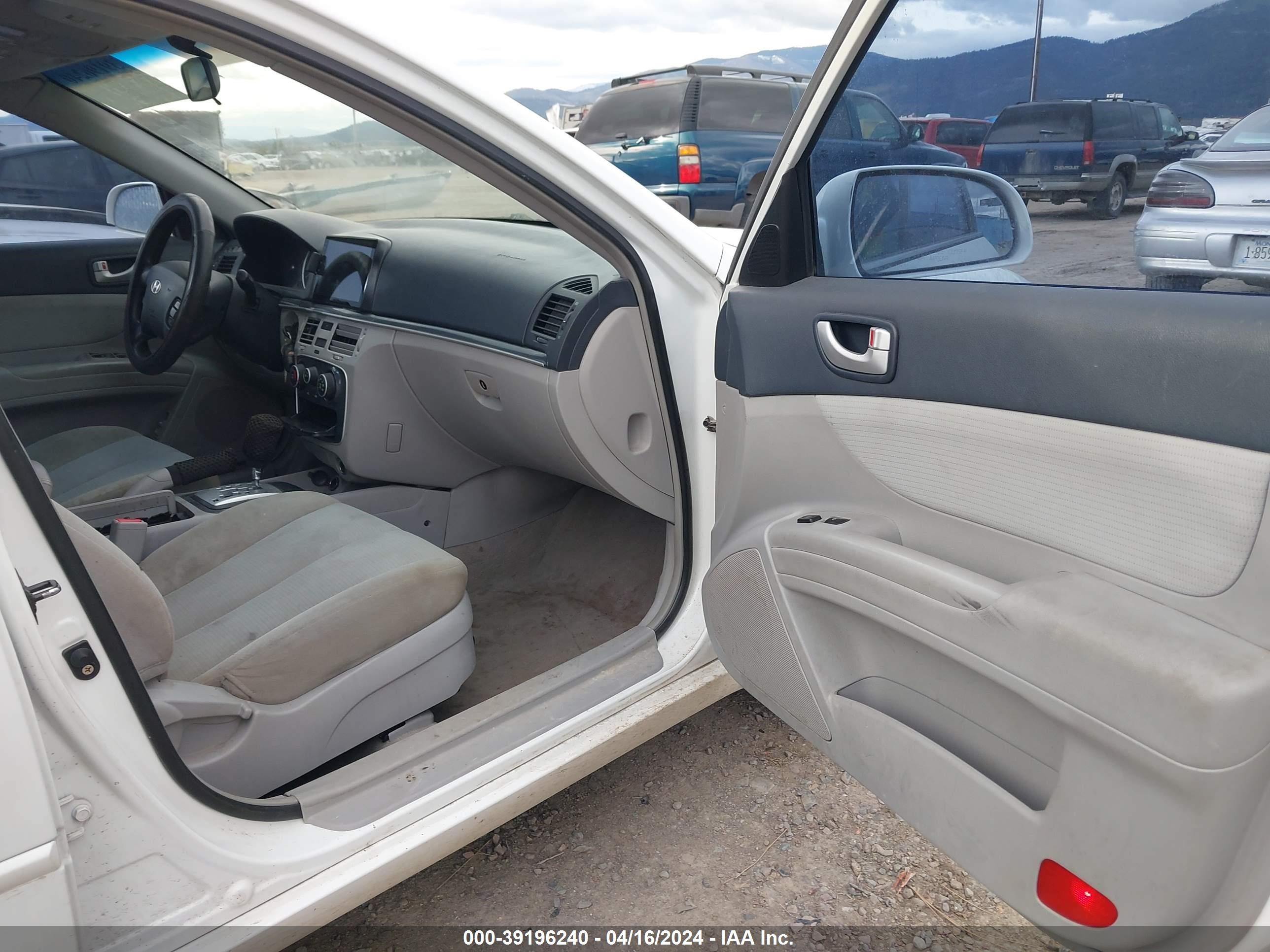 Photo 4 VIN: 5NPET46C28H368247 - HYUNDAI SONATA 