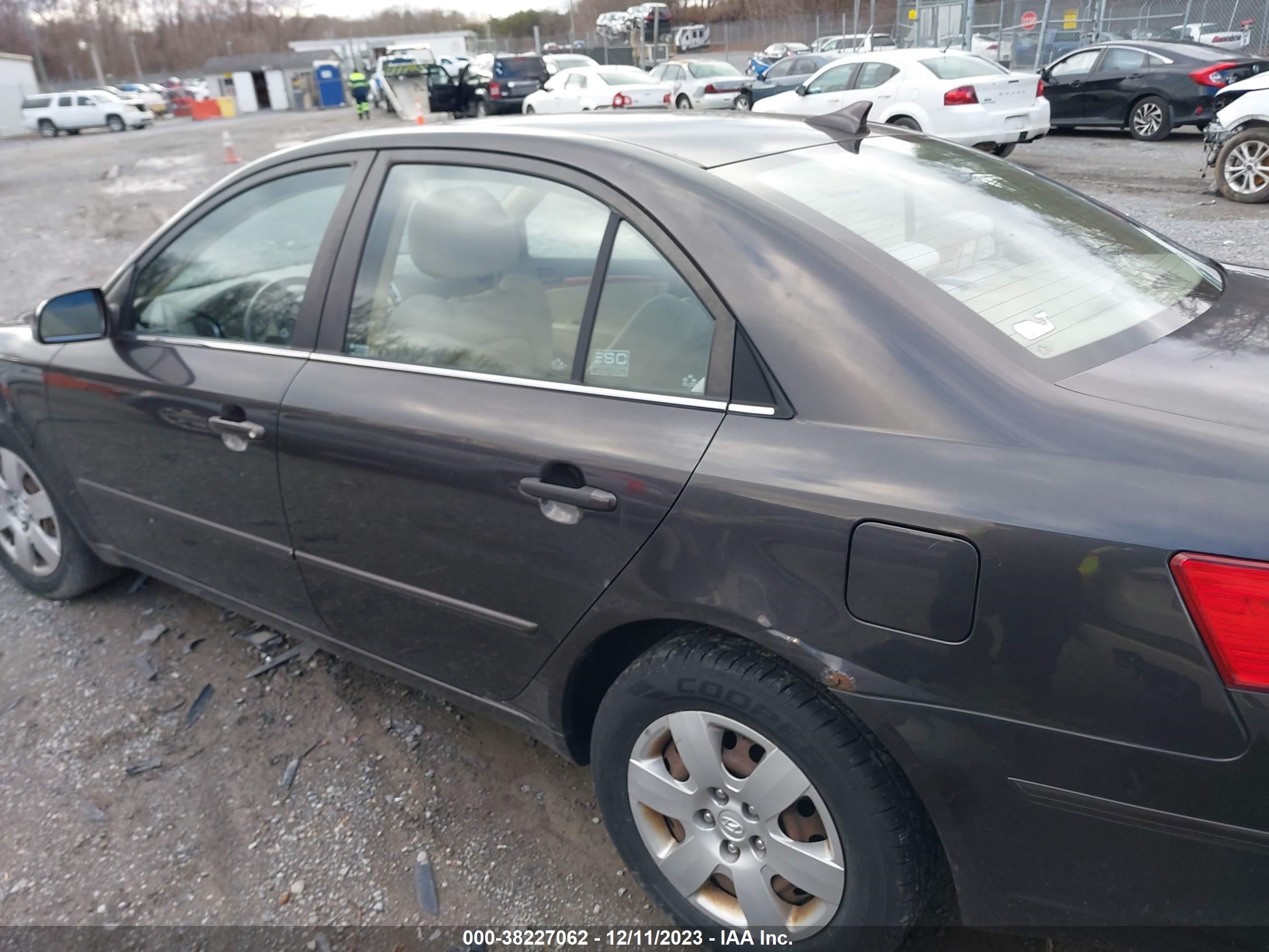 Photo 2 VIN: 5NPET46C99H498415 - HYUNDAI SONATA 