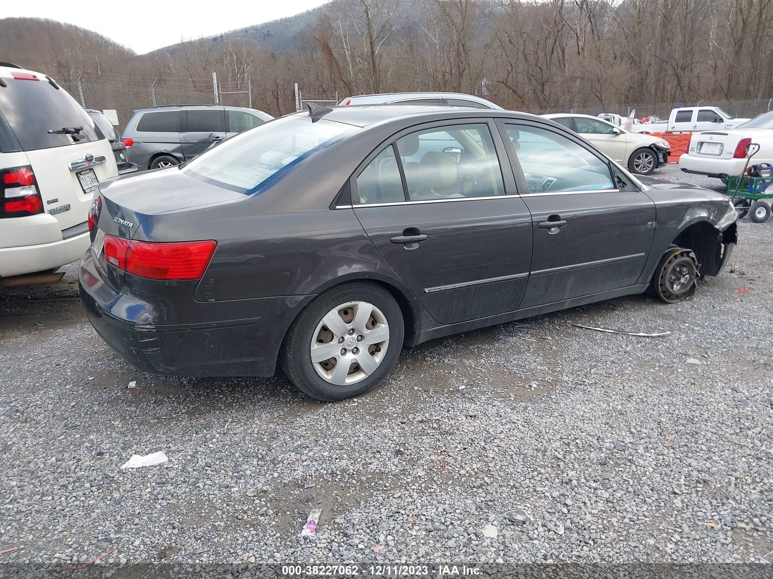 Photo 3 VIN: 5NPET46C99H498415 - HYUNDAI SONATA 