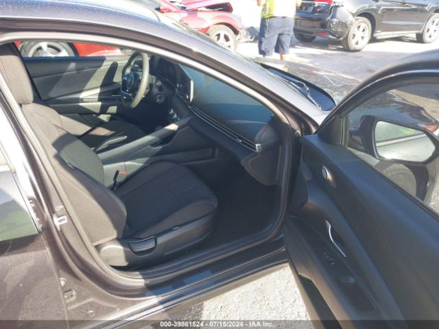 Photo 4 VIN: 5NPLL4AG2NH060718 - HYUNDAI ELANTRA 