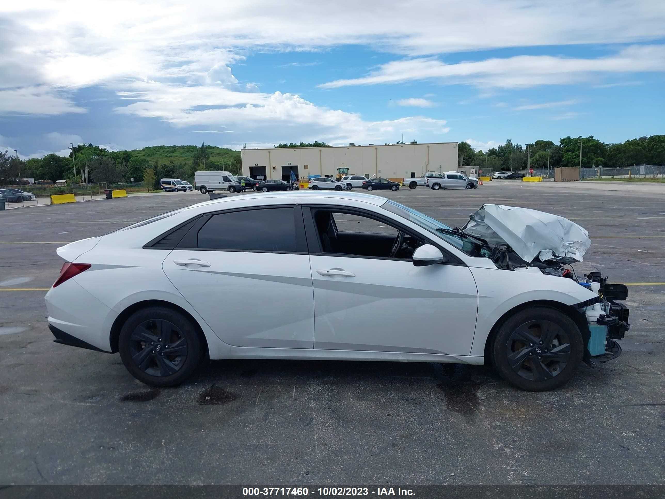 Photo 11 VIN: 5NPLM4AG0NH058933 - HYUNDAI ELANTRA 