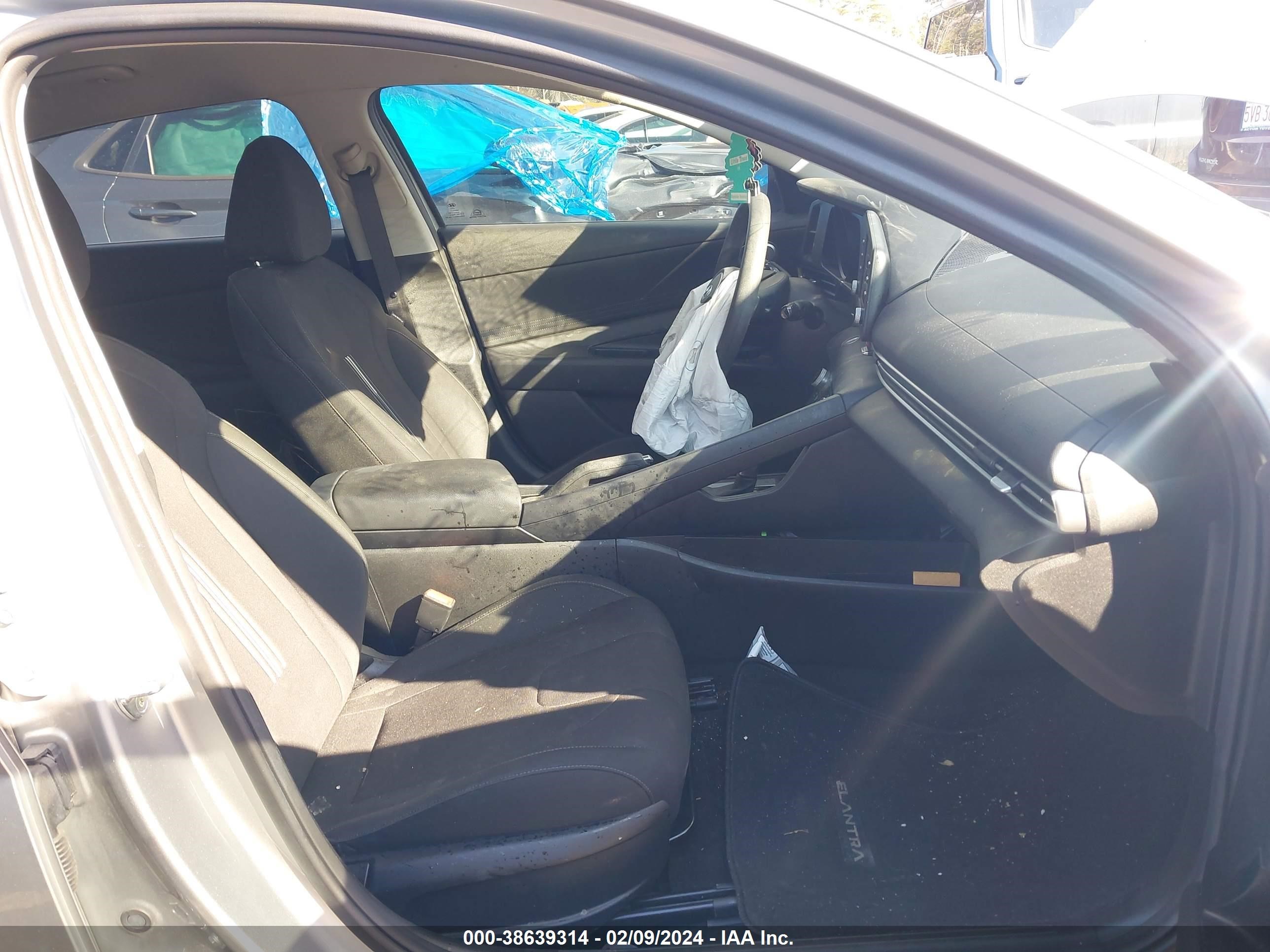 Photo 4 VIN: 5NPLM4AG1NH069908 - HYUNDAI ELANTRA 