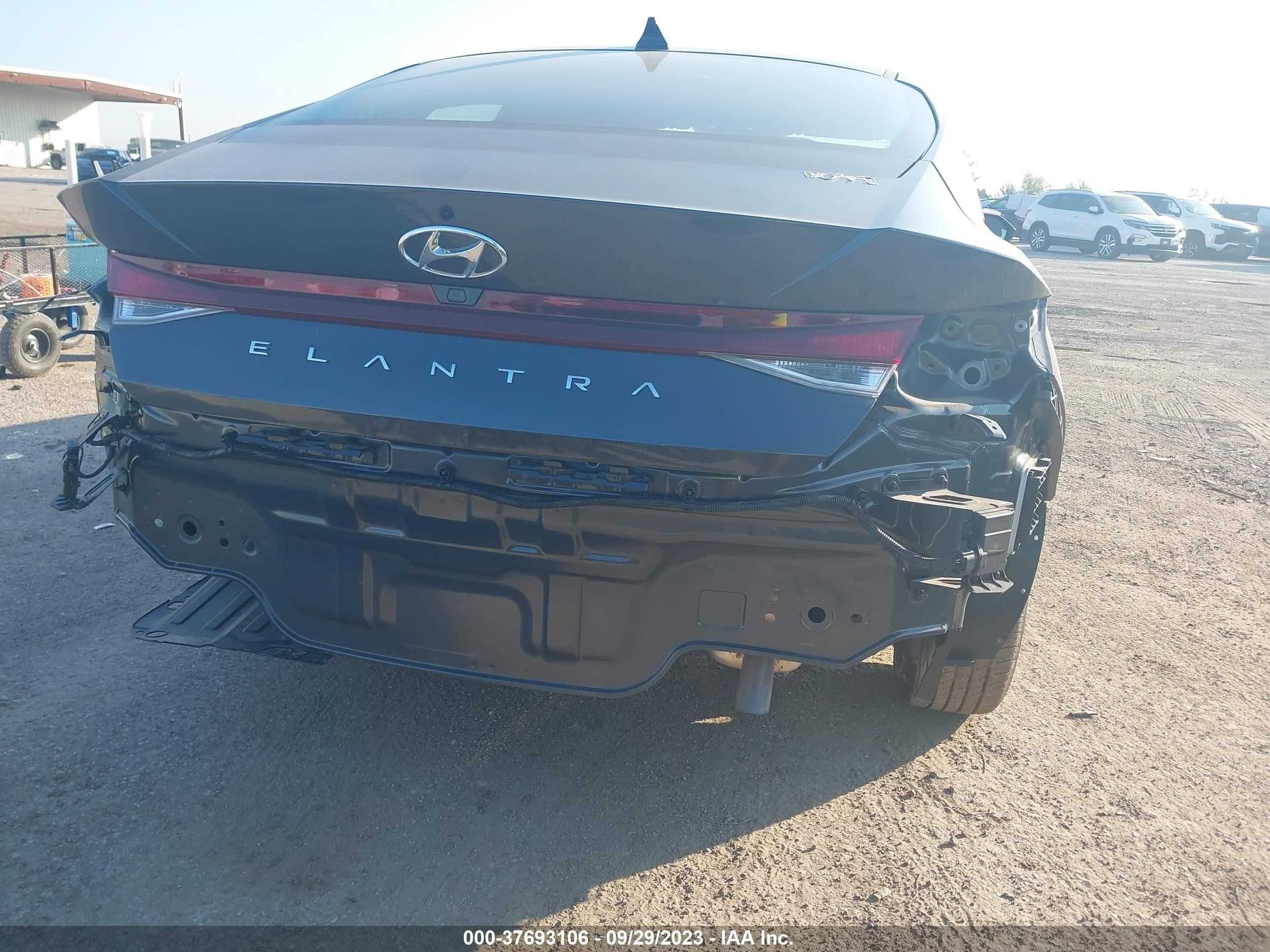 Photo 16 VIN: 5NPLM4AG1PH112906 - HYUNDAI ELANTRA 