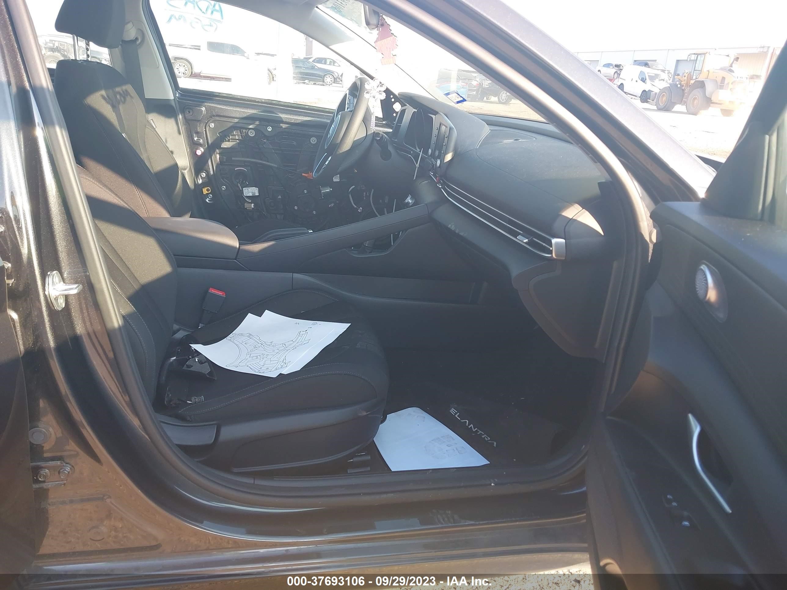 Photo 4 VIN: 5NPLM4AG1PH112906 - HYUNDAI ELANTRA 