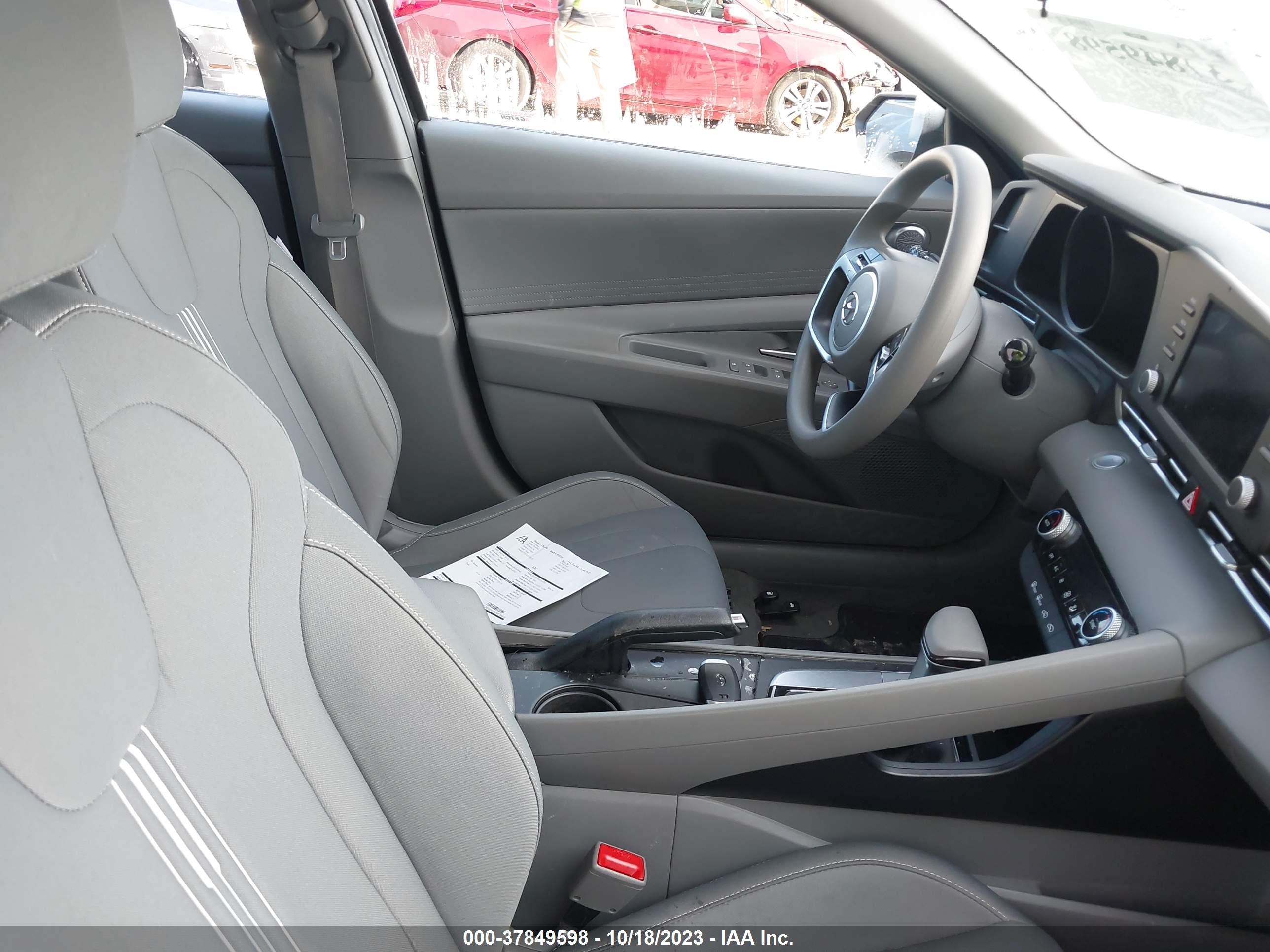 Photo 4 VIN: 5NPLM4AG2NH063518 - HYUNDAI ELANTRA 