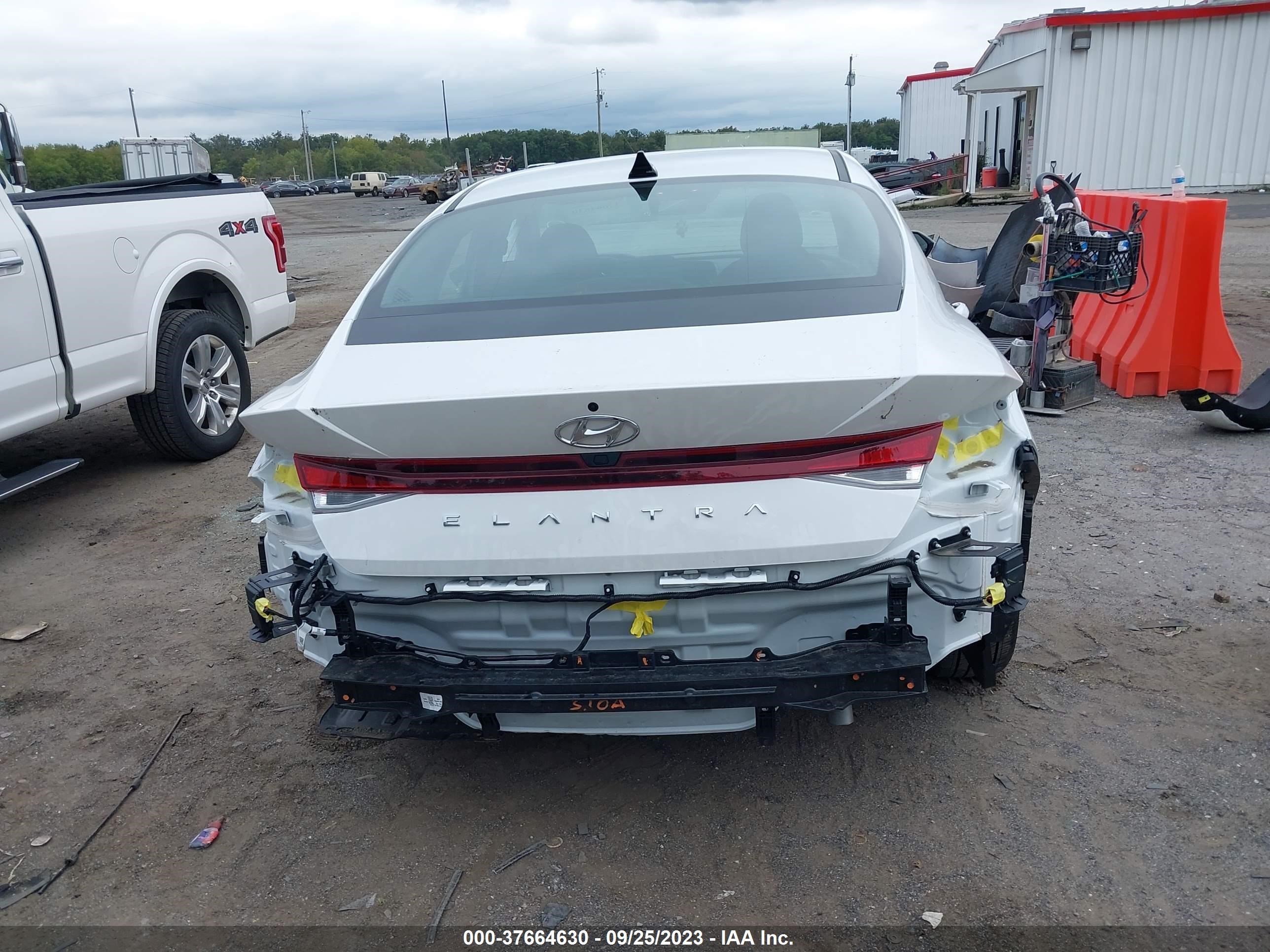 Photo 16 VIN: 5NPLM4AG2PH112171 - HYUNDAI ELANTRA 