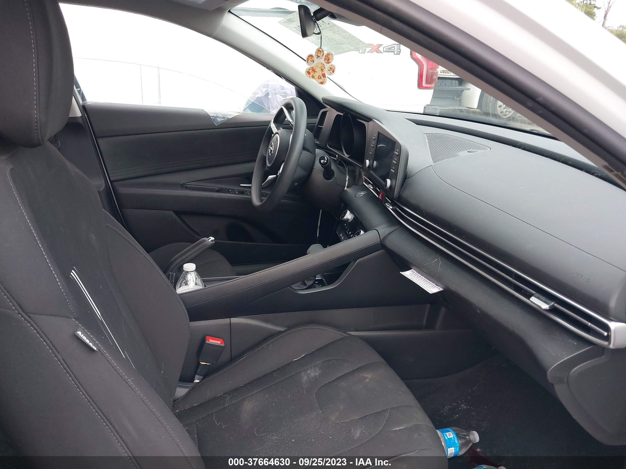 Photo 4 VIN: 5NPLM4AG2PH112171 - HYUNDAI ELANTRA 