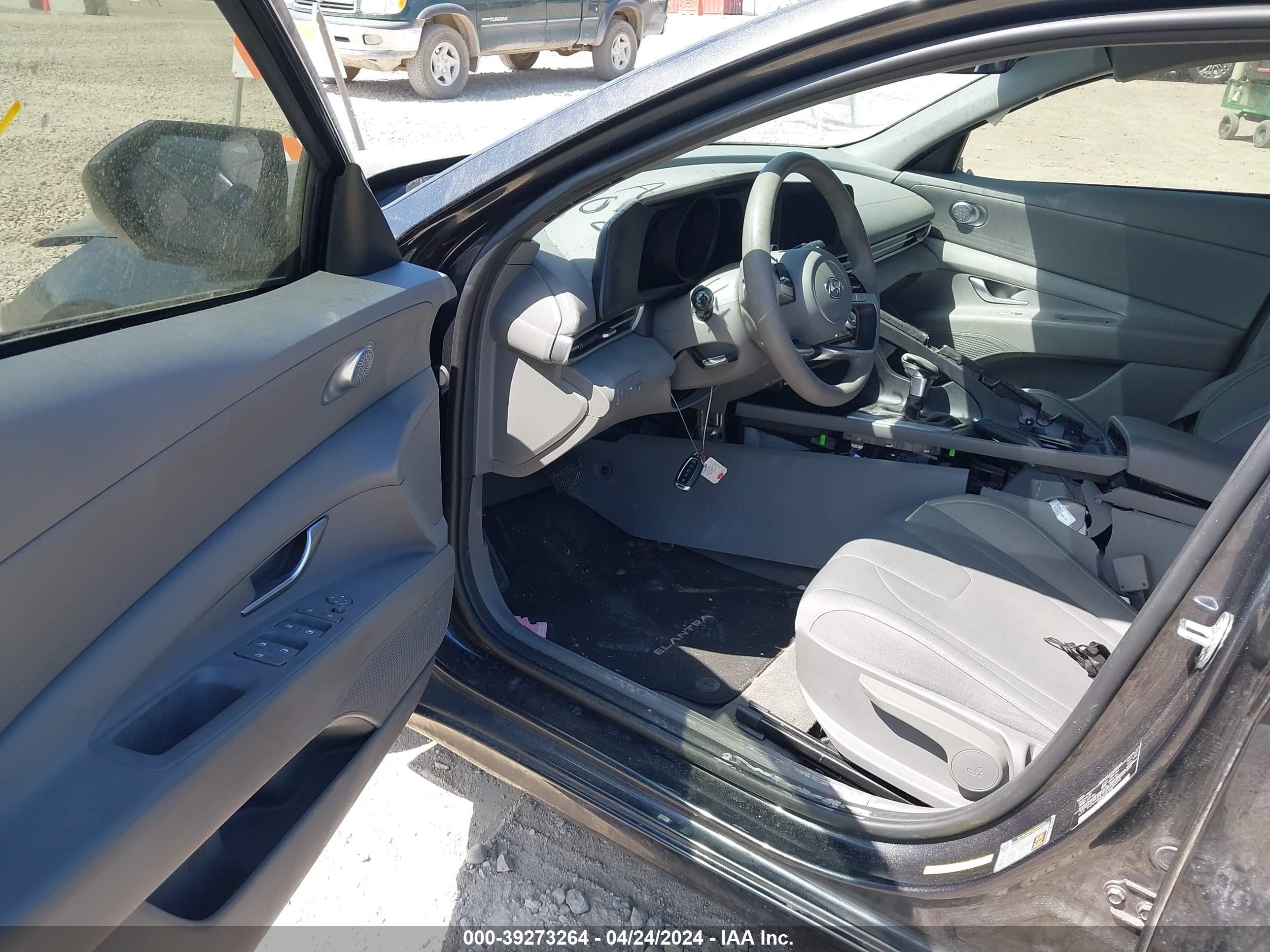 Photo 4 VIN: 5NPLM4AG9MH000270 - HYUNDAI ELANTRA 