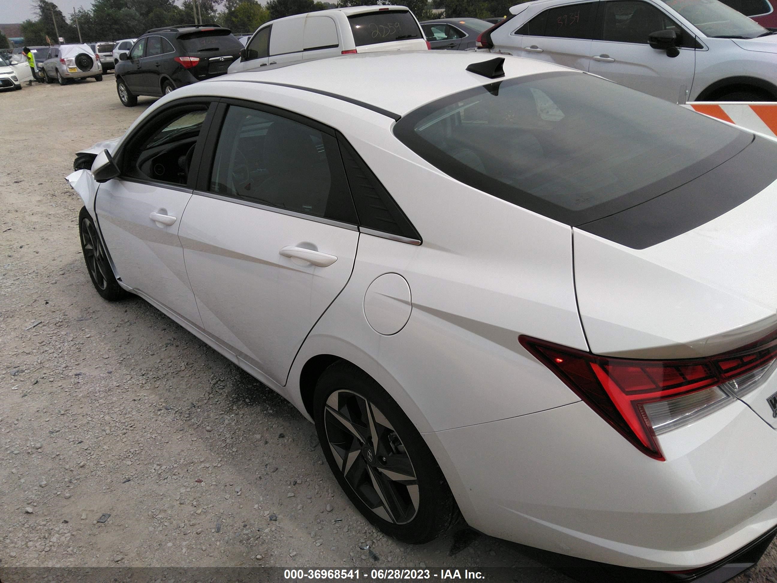 Photo 13 VIN: 5NPLP4AG9PH114832 - HYUNDAI ELANTRA 