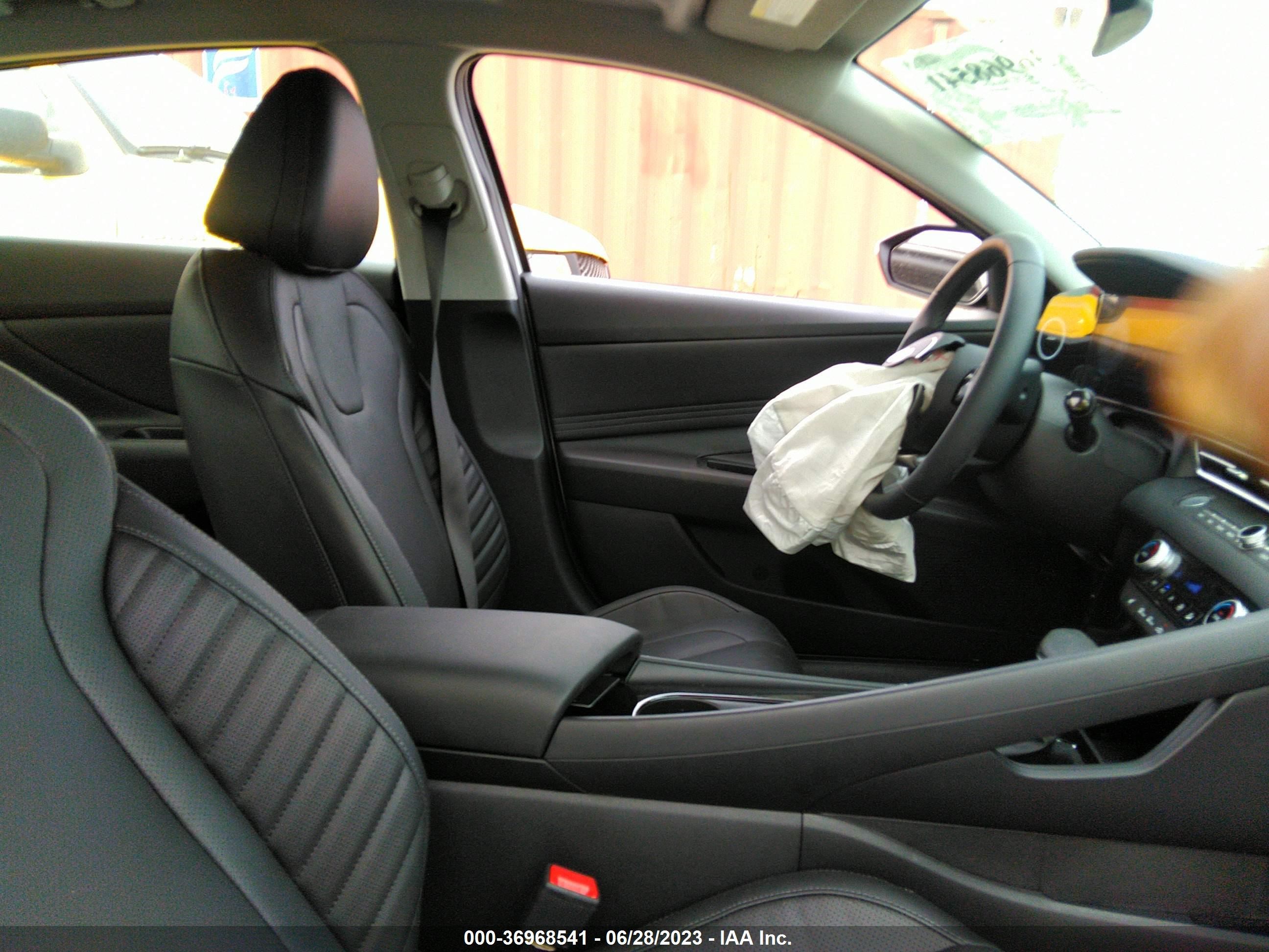 Photo 4 VIN: 5NPLP4AG9PH114832 - HYUNDAI ELANTRA 