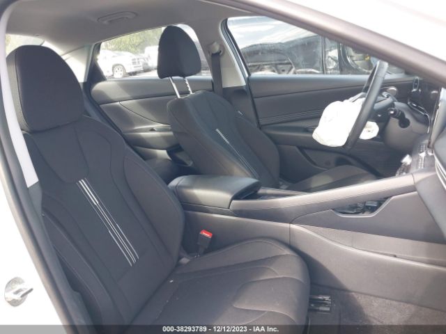 Photo 4 VIN: 5NPLS4AG2PH097712 - HYUNDAI ELANTRA 