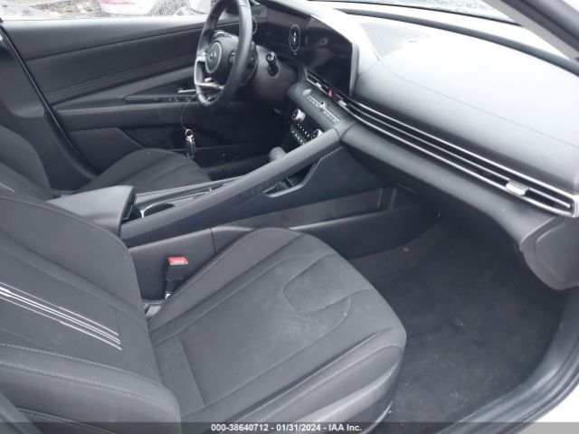 Photo 4 VIN: 5NPLS4AG8PH105828 - HYUNDAI ELANTRA 