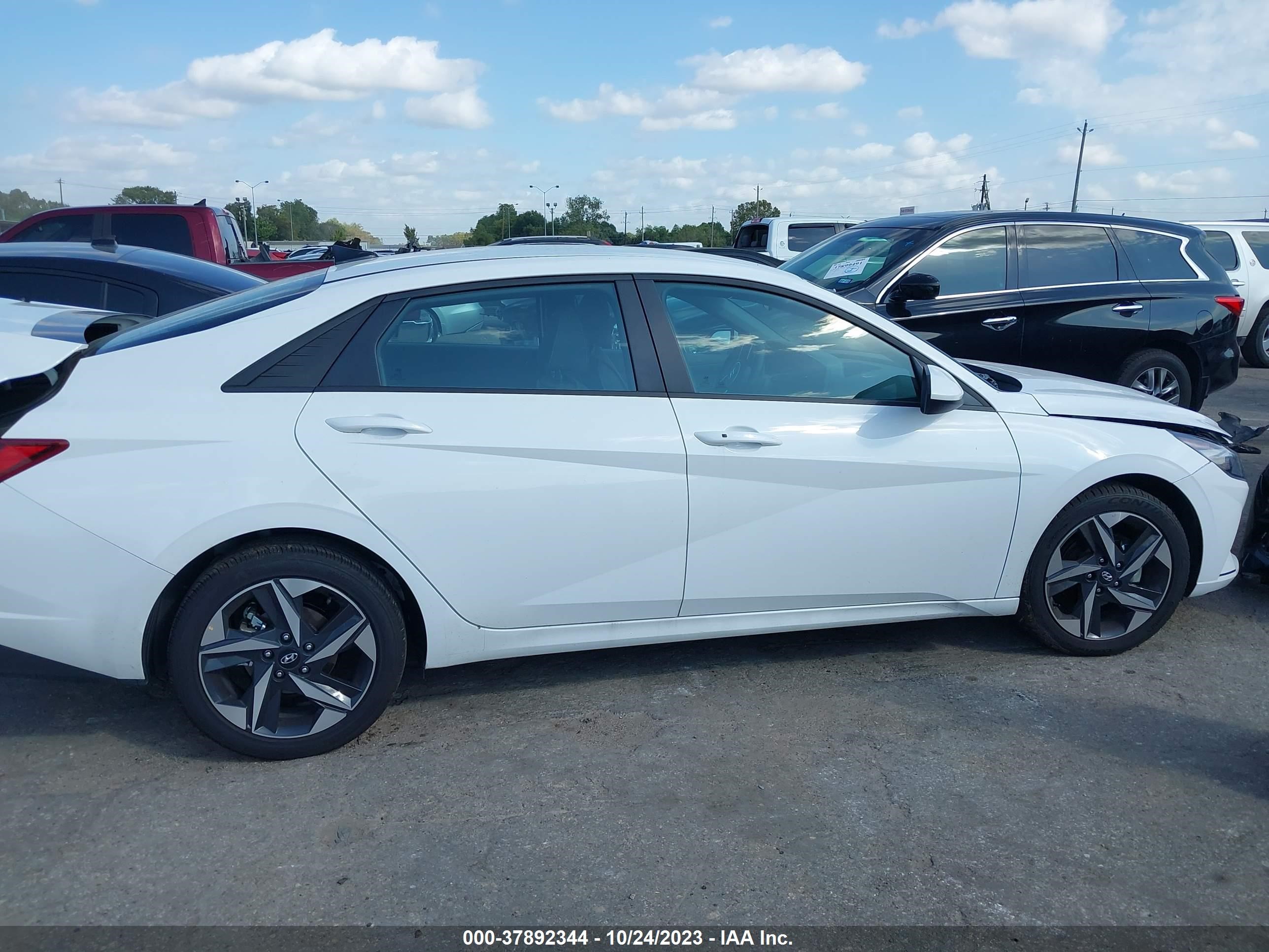 Photo 12 VIN: 5NPLS4AGXPH111176 - HYUNDAI ELANTRA 