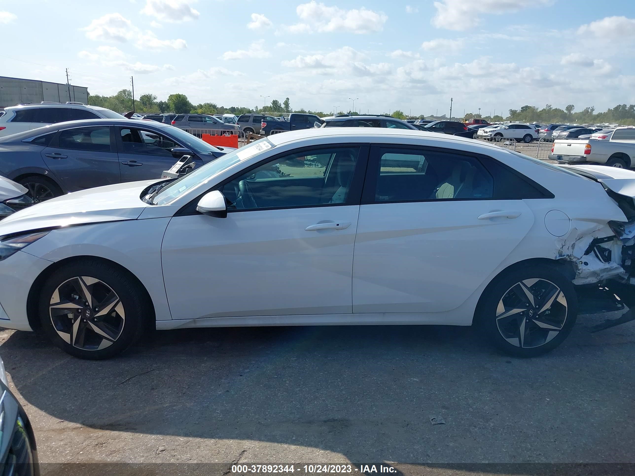 Photo 13 VIN: 5NPLS4AGXPH111176 - HYUNDAI ELANTRA 