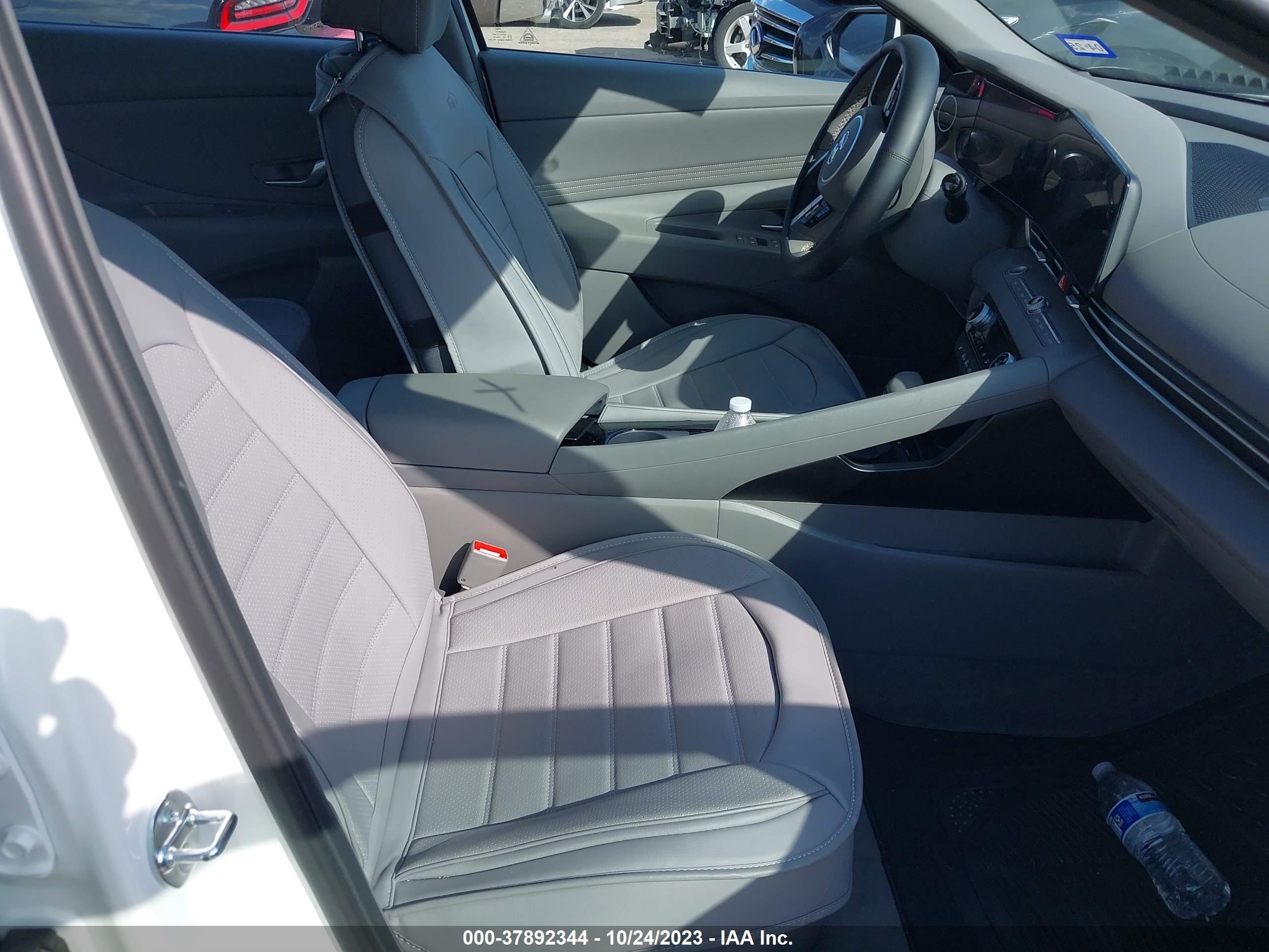 Photo 4 VIN: 5NPLS4AGXPH111176 - HYUNDAI ELANTRA 