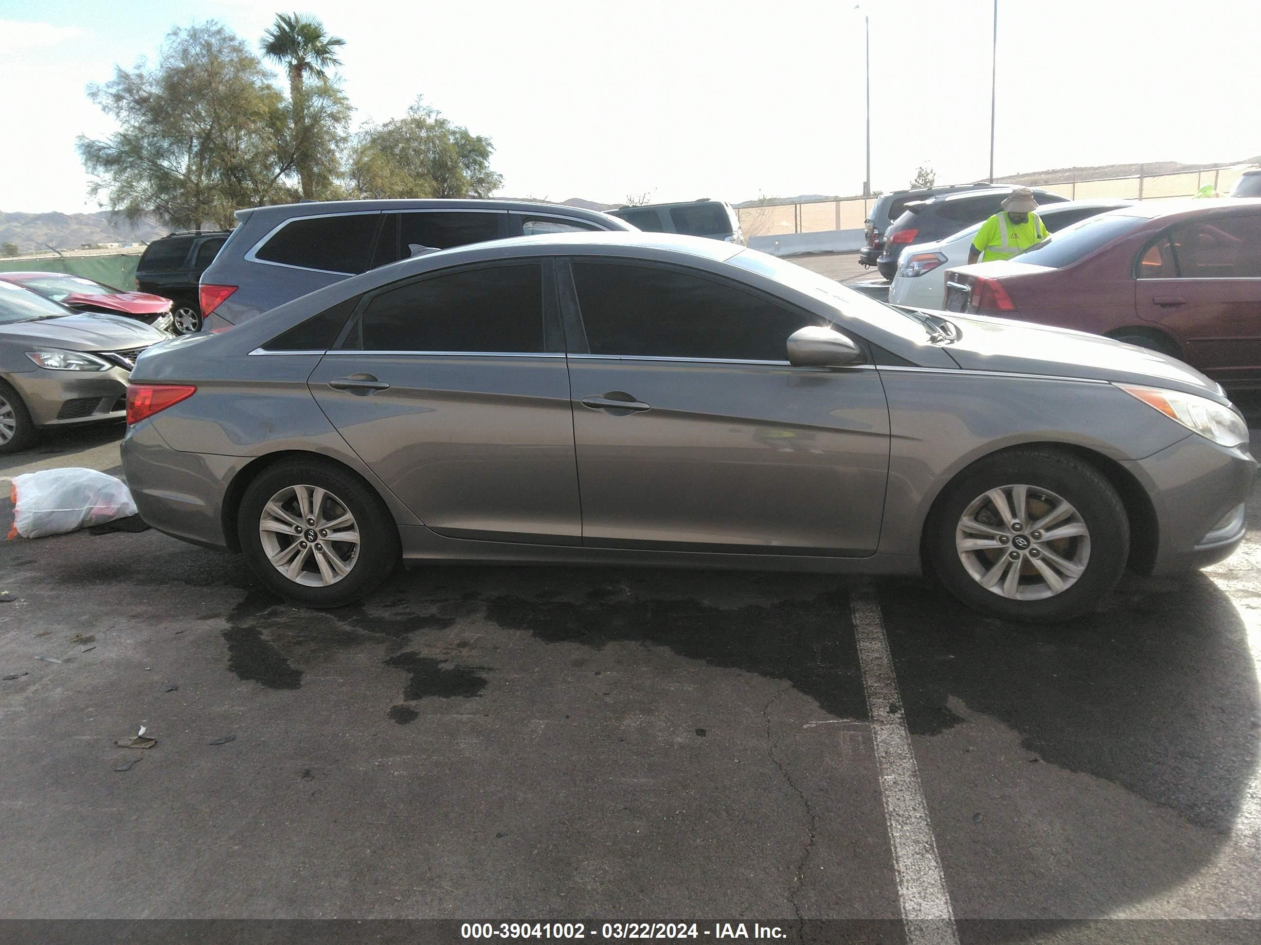 Photo 12 VIN: 5NPRN4AC9DH580745 - HYUNDAI SONATA 