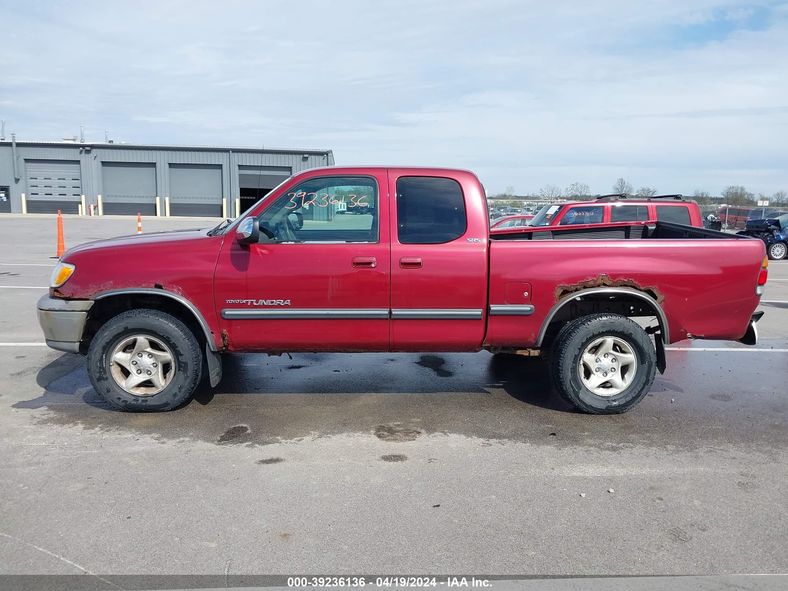 Photo 13 VIN: 5TBBT4410YS068326 - TOYOTA TUNDRA 