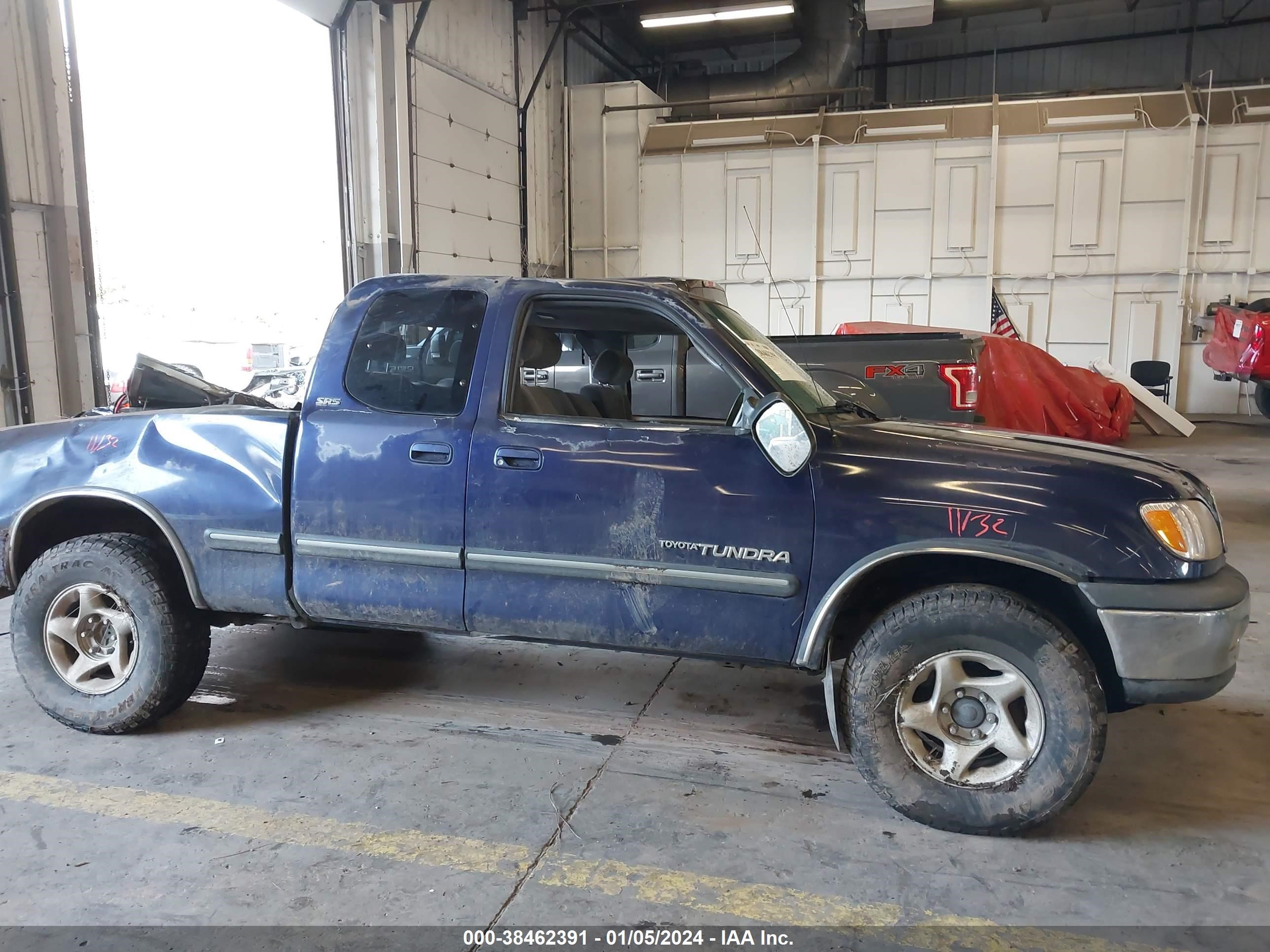 Photo 13 VIN: 5TBBT4415YS052865 - TOYOTA TUNDRA 