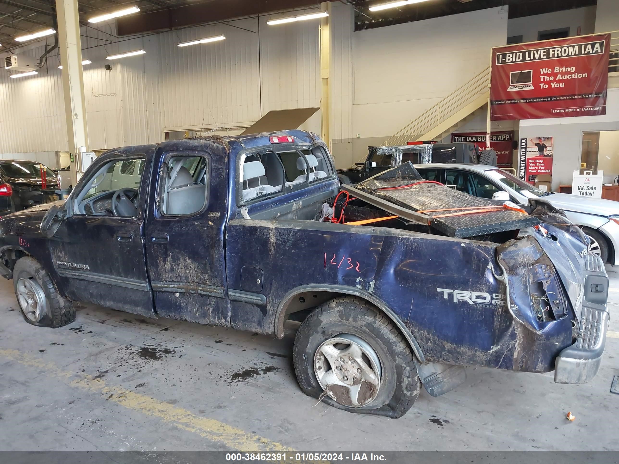 Photo 14 VIN: 5TBBT4415YS052865 - TOYOTA TUNDRA 