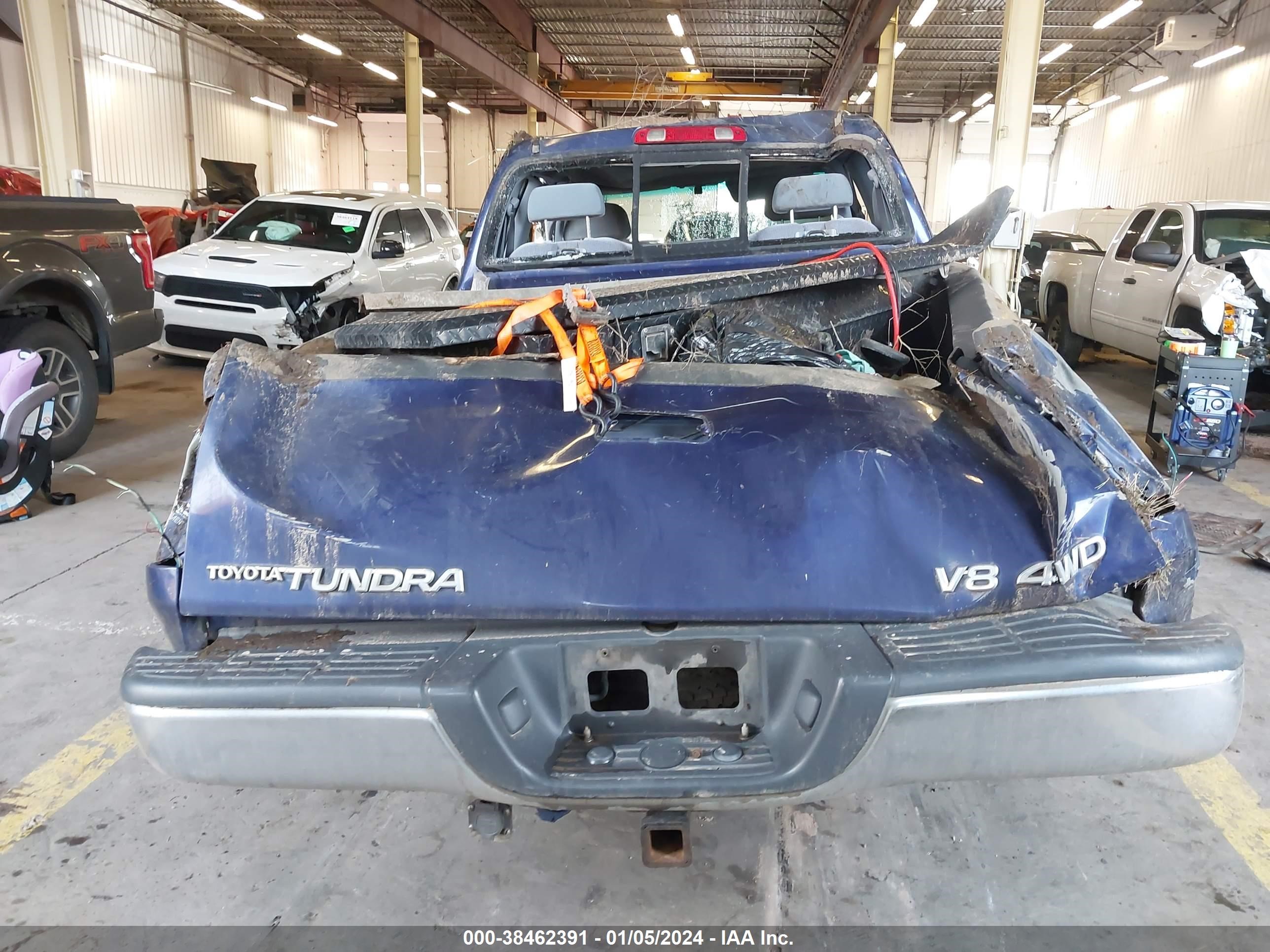 Photo 16 VIN: 5TBBT4415YS052865 - TOYOTA TUNDRA 