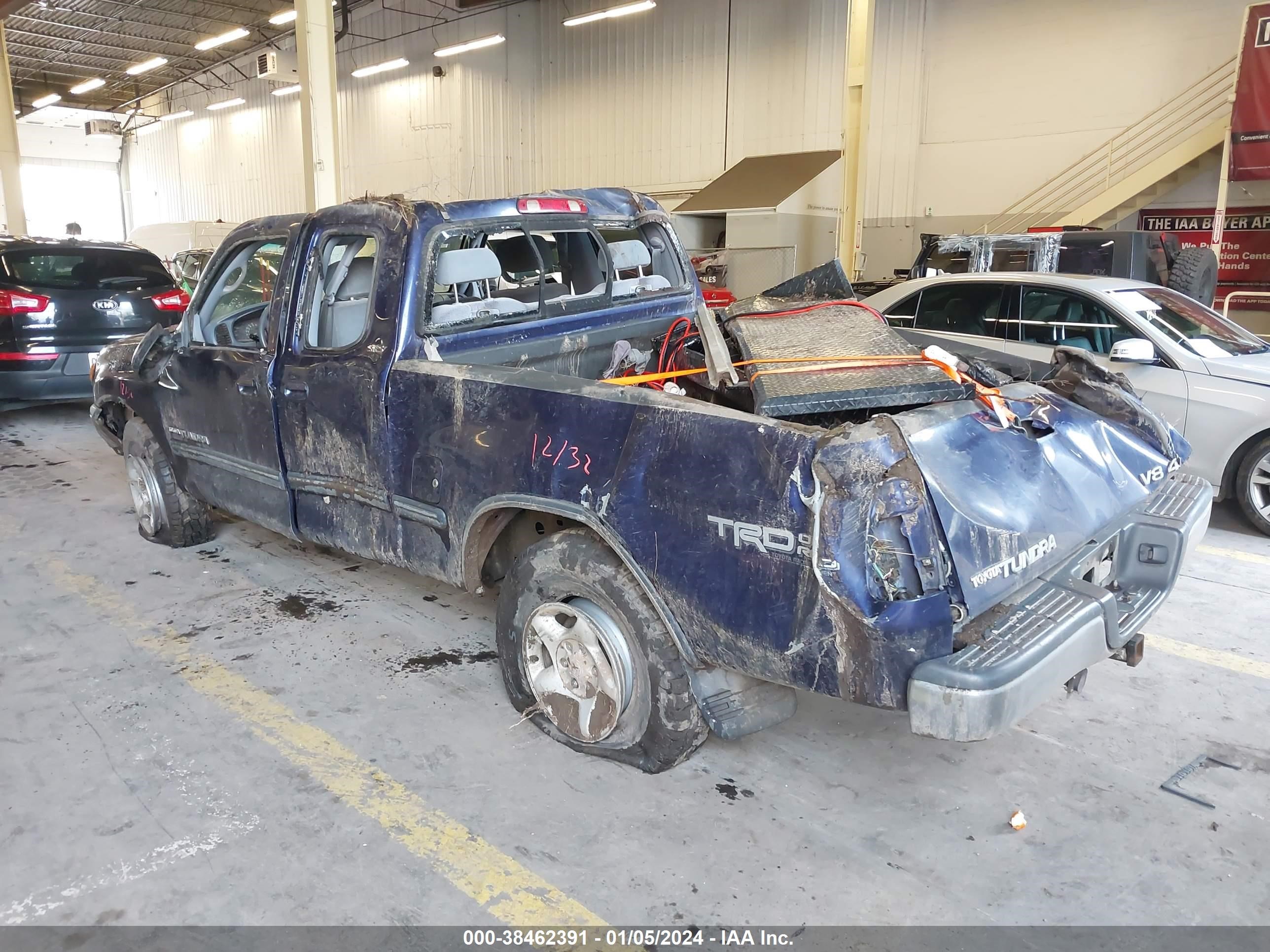 Photo 2 VIN: 5TBBT4415YS052865 - TOYOTA TUNDRA 