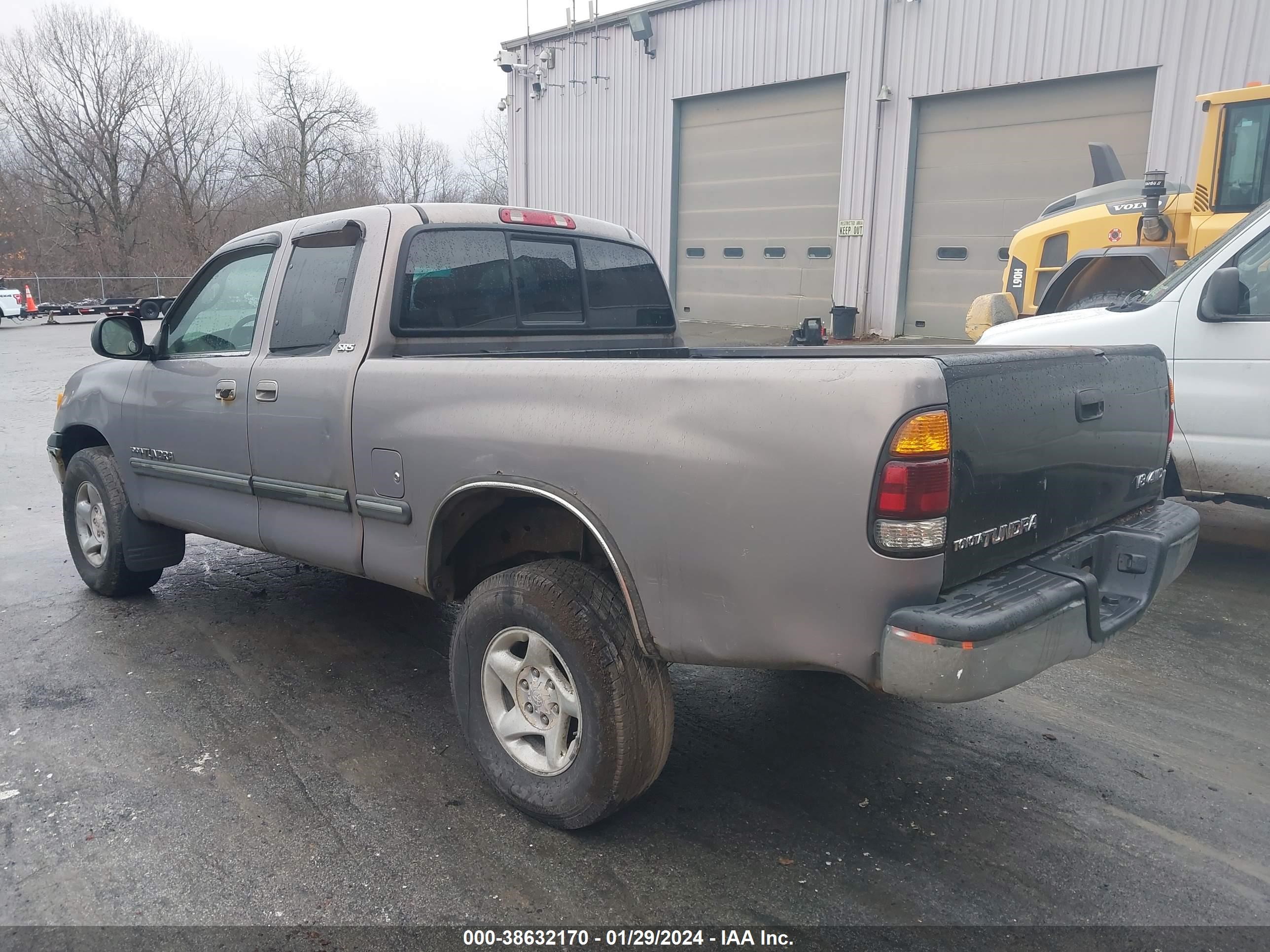 Photo 2 VIN: 5TBBT441XYS001507 - TOYOTA TUNDRA 