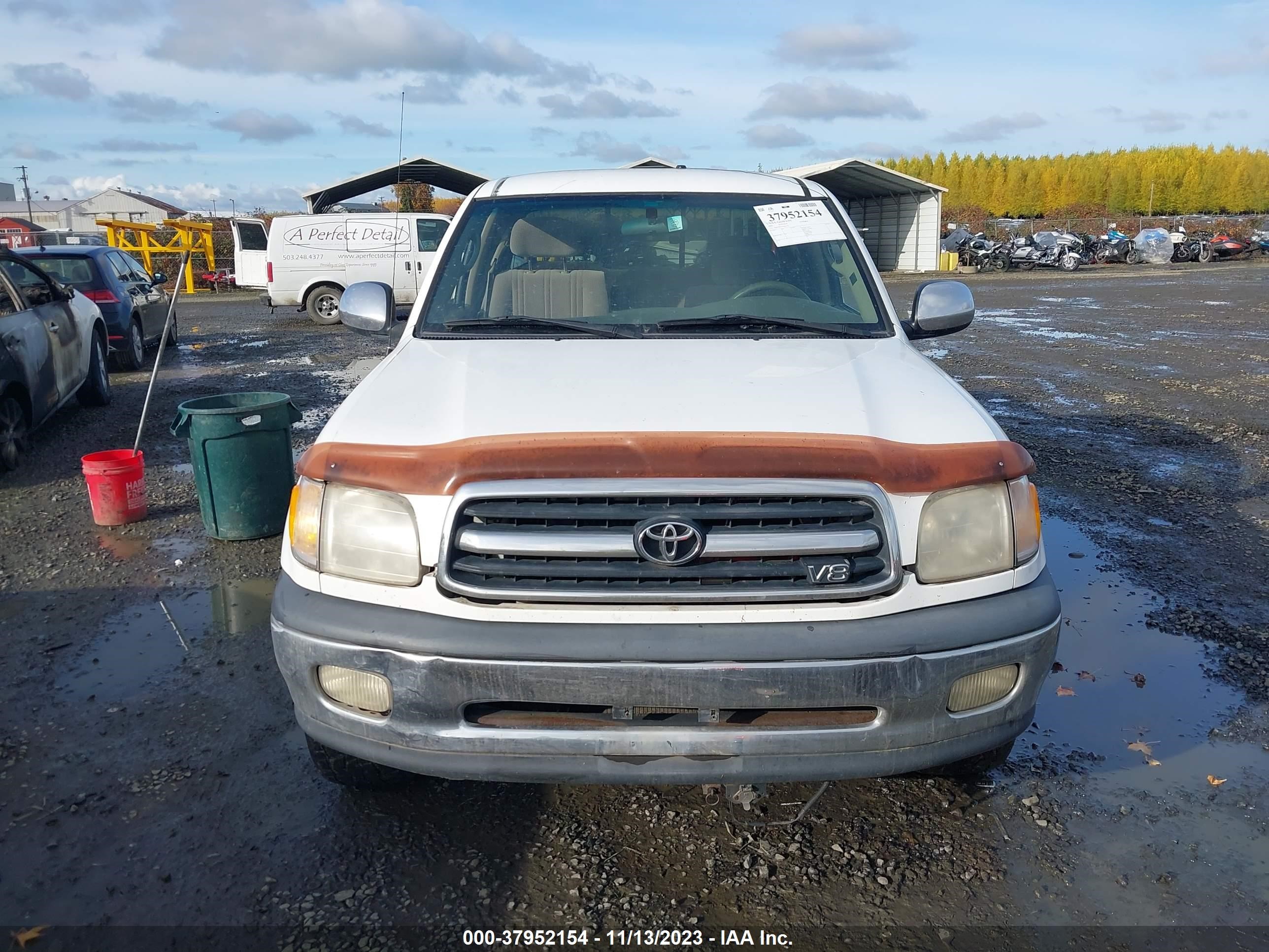 Photo 11 VIN: 5TBBT441XYS001572 - TOYOTA TUNDRA 