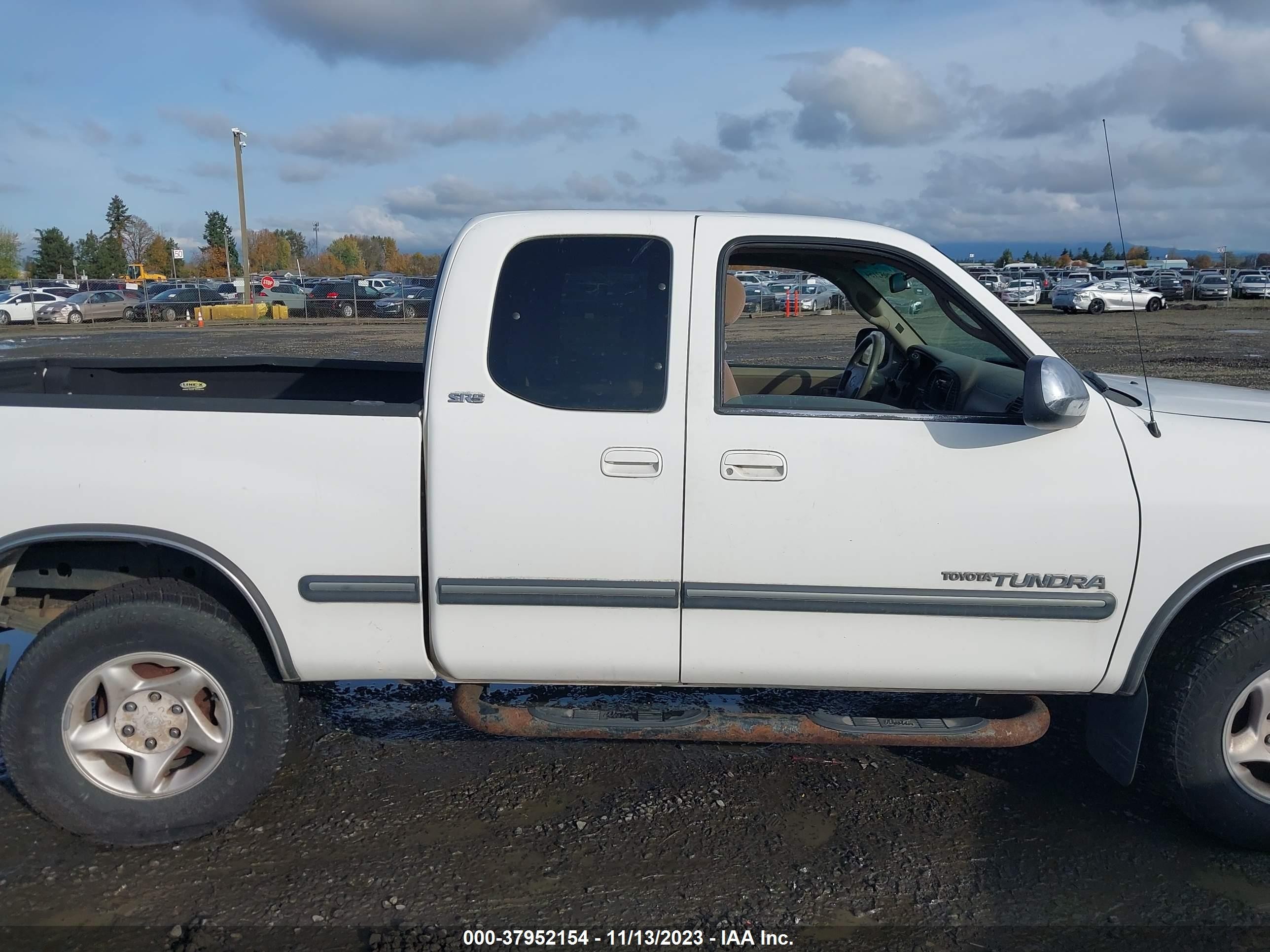 Photo 12 VIN: 5TBBT441XYS001572 - TOYOTA TUNDRA 