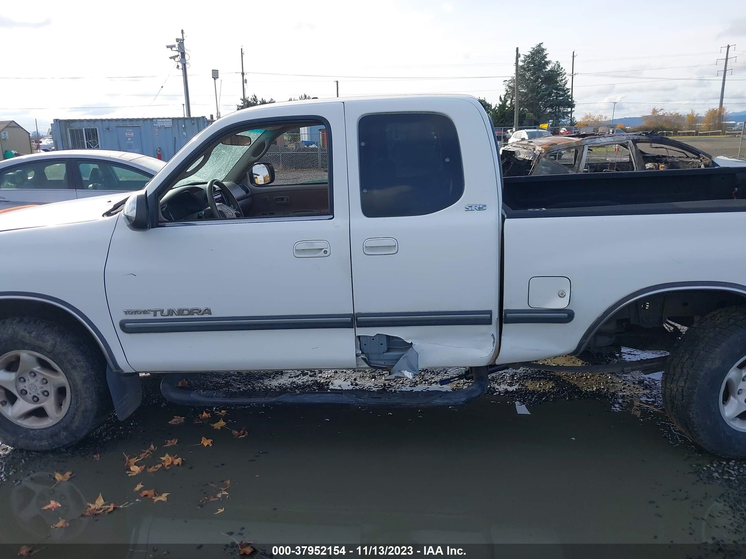 Photo 13 VIN: 5TBBT441XYS001572 - TOYOTA TUNDRA 