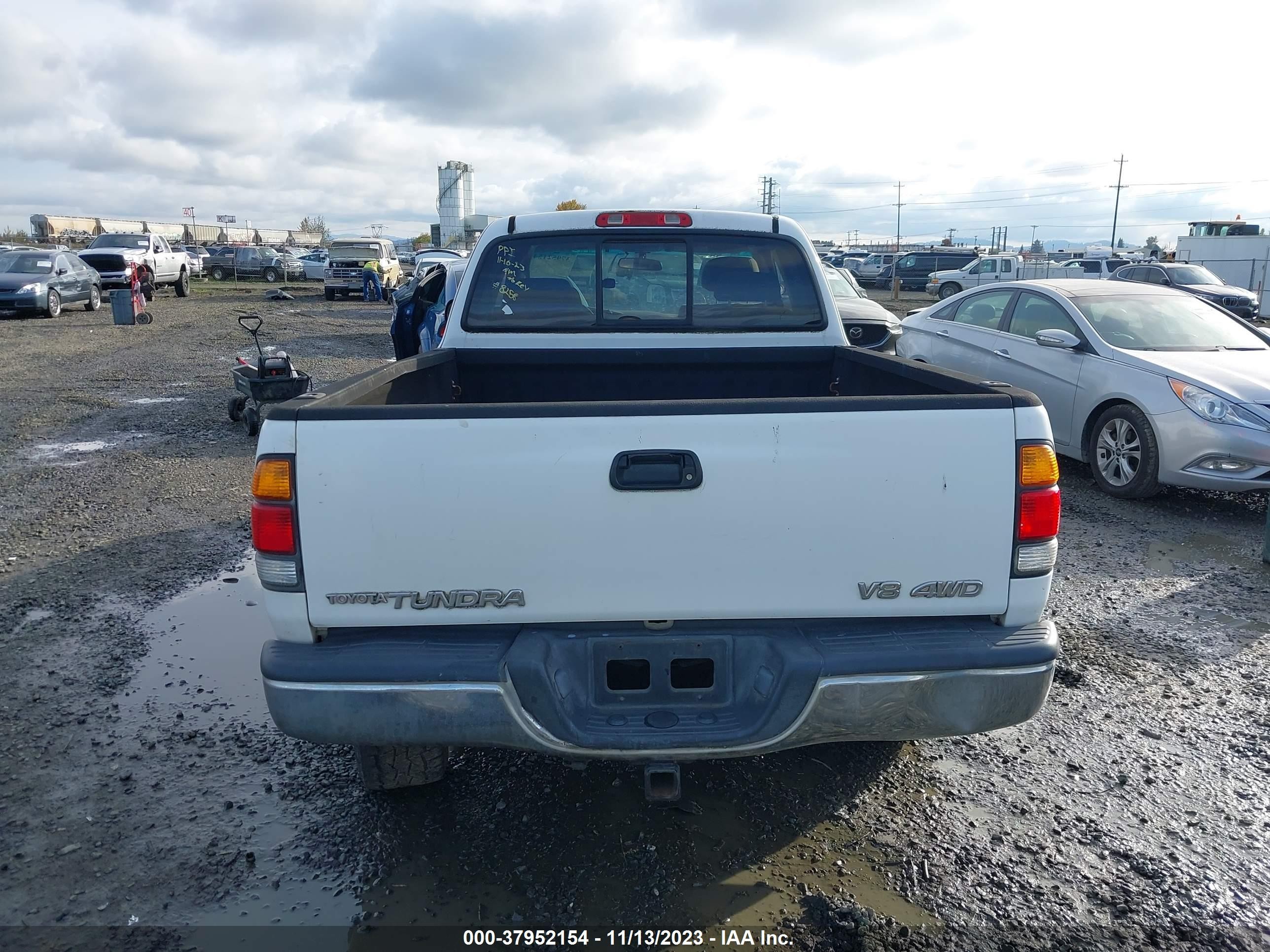 Photo 15 VIN: 5TBBT441XYS001572 - TOYOTA TUNDRA 