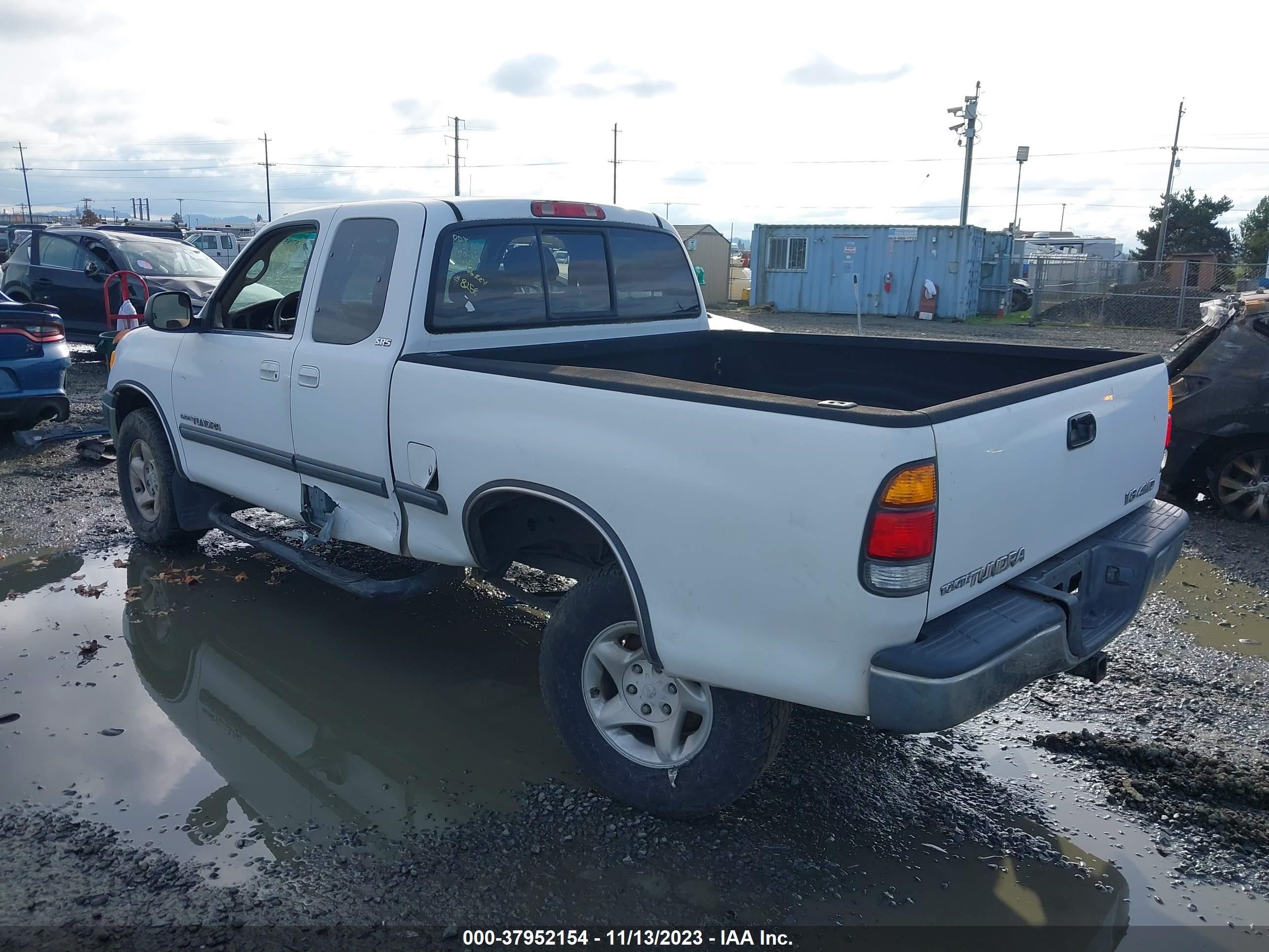 Photo 2 VIN: 5TBBT441XYS001572 - TOYOTA TUNDRA 