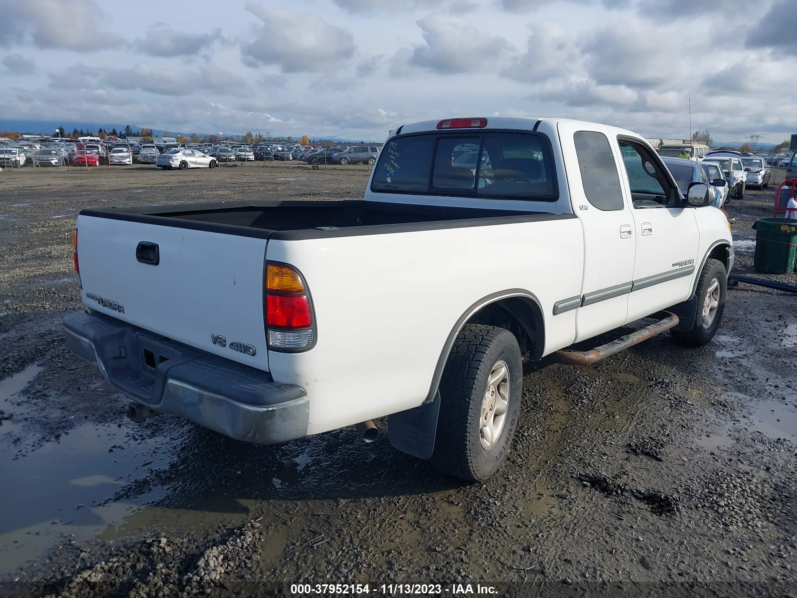 Photo 3 VIN: 5TBBT441XYS001572 - TOYOTA TUNDRA 