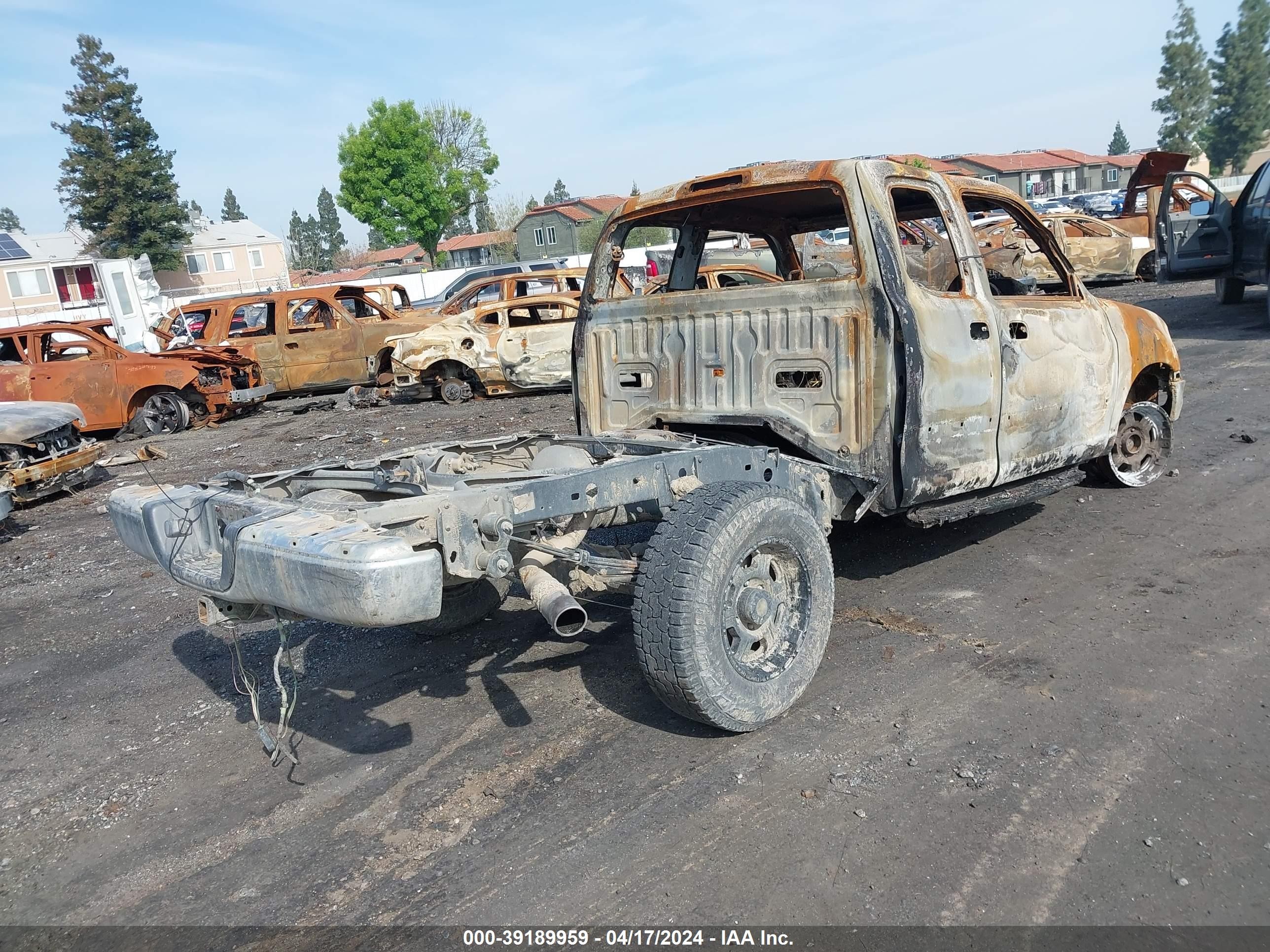 Photo 3 VIN: 5TBBT4811YS066658 - TOYOTA TUNDRA 