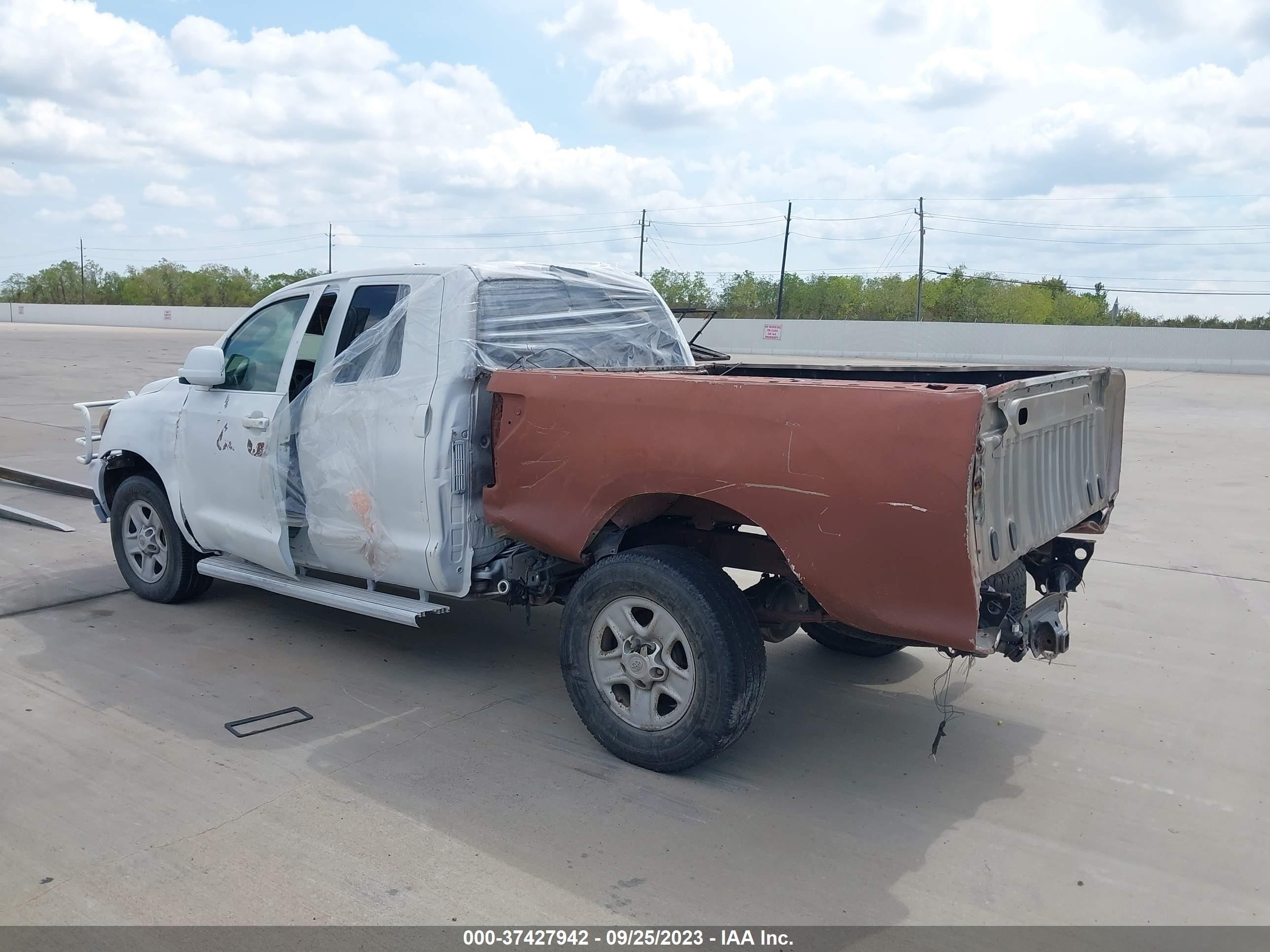 Photo 2 VIN: 5TBBT54197S450679 - TOYOTA TUNDRA 