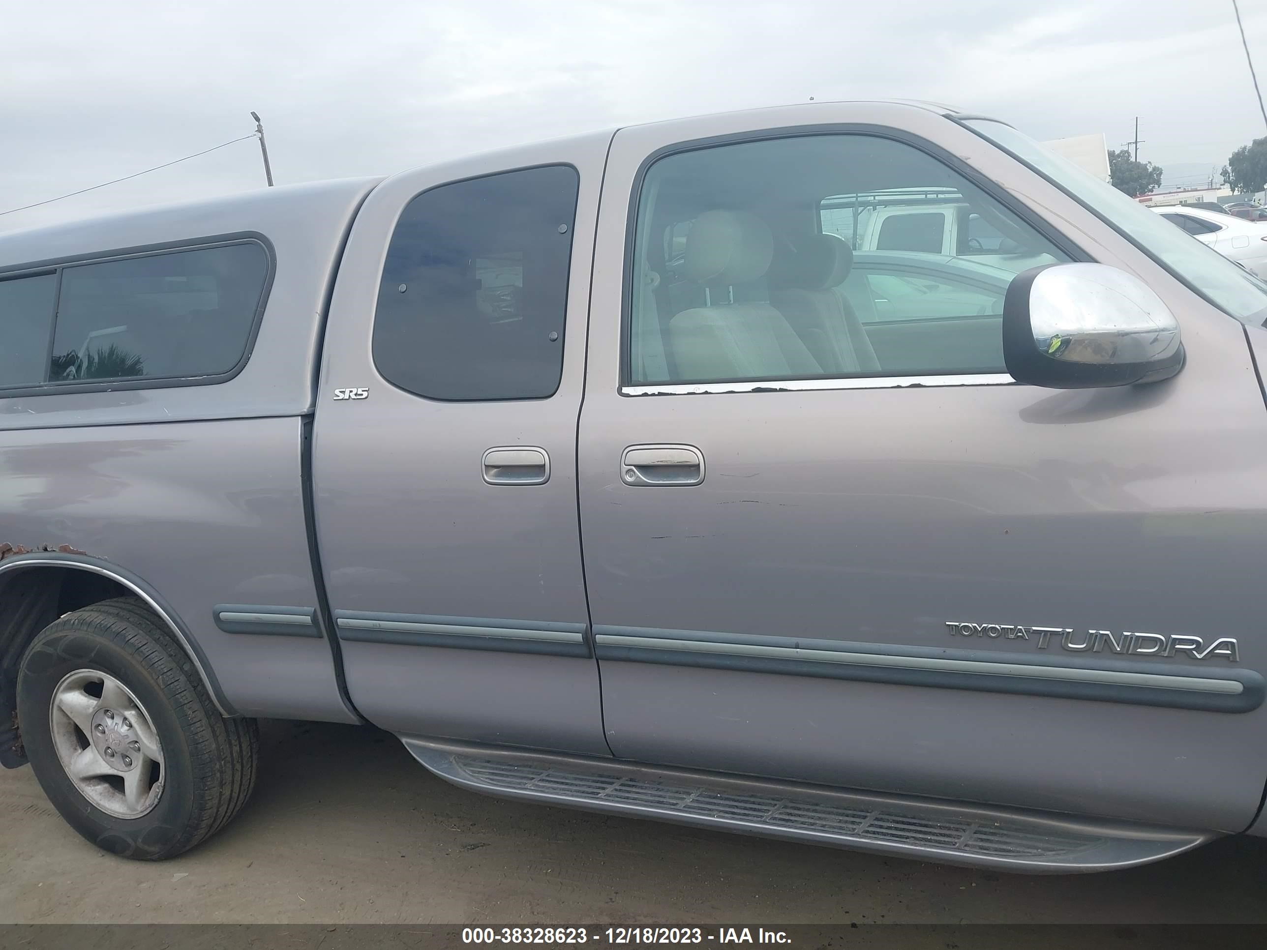 Photo 12 VIN: 5TBRT3415YS084188 - TOYOTA TUNDRA 