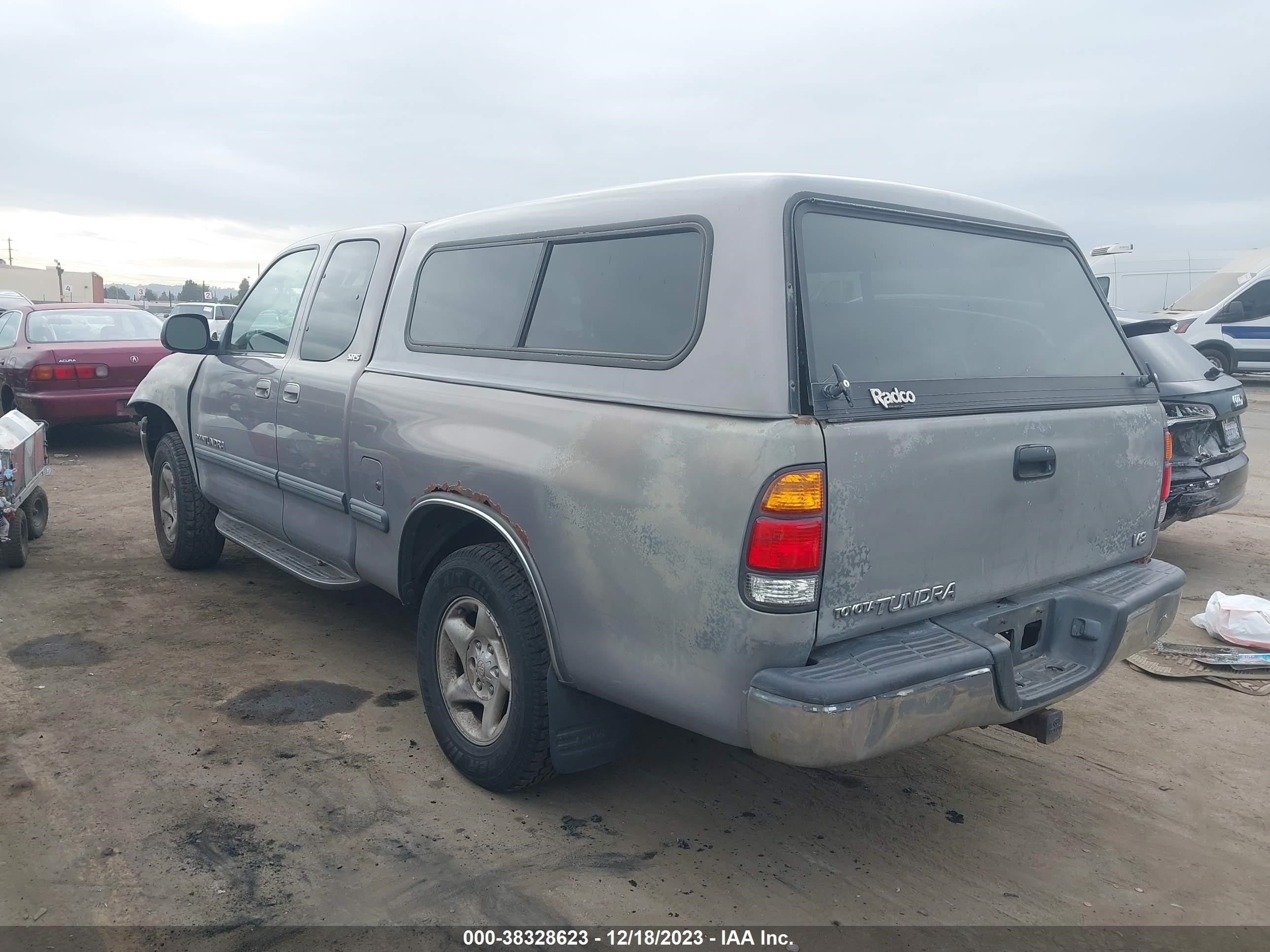 Photo 2 VIN: 5TBRT3415YS084188 - TOYOTA TUNDRA 