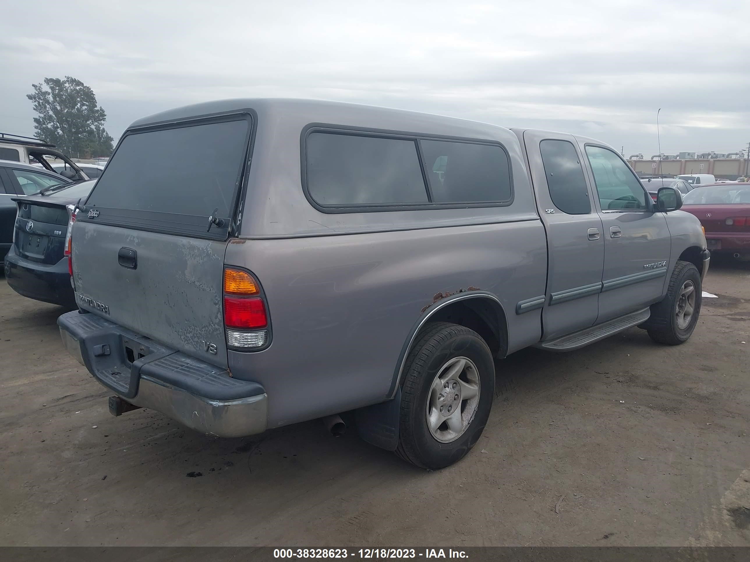 Photo 3 VIN: 5TBRT3415YS084188 - TOYOTA TUNDRA 