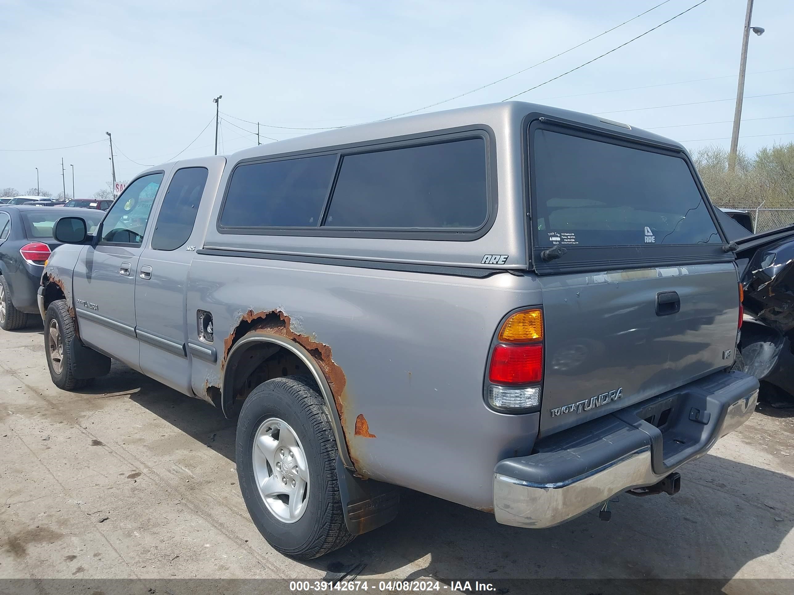 Photo 2 VIN: 5TBRT3417YS073970 - TOYOTA TUNDRA 